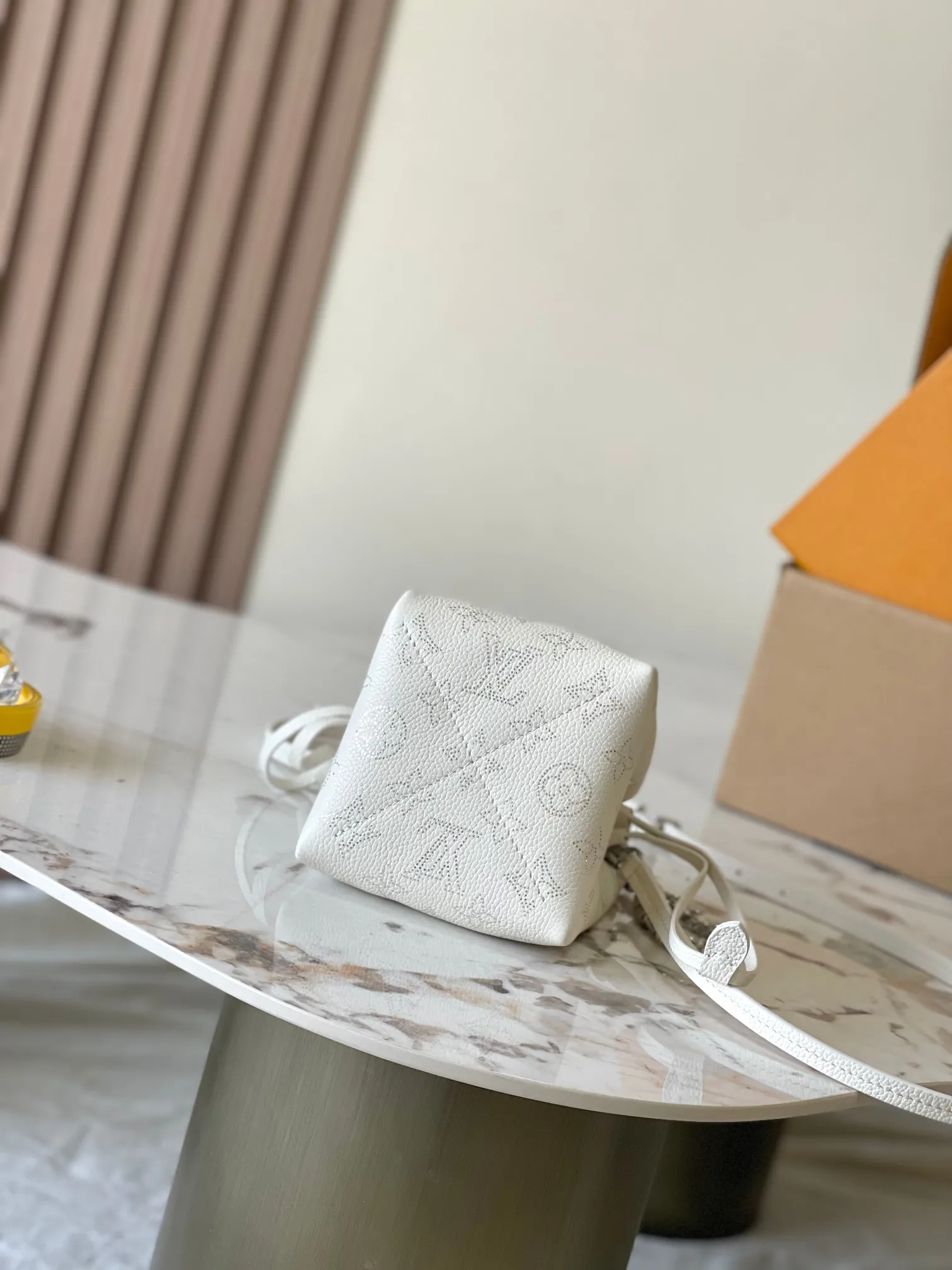 p2000 [Special grade MB chip version original leather] PICO BELLA mini bucket handbag Model: M12764 white dynamic chip version 163C Material: A-grade all-steel hardware, imported original fabric Packaging: full set of original duty-free MB packaging Size: 13*11*10.5CM