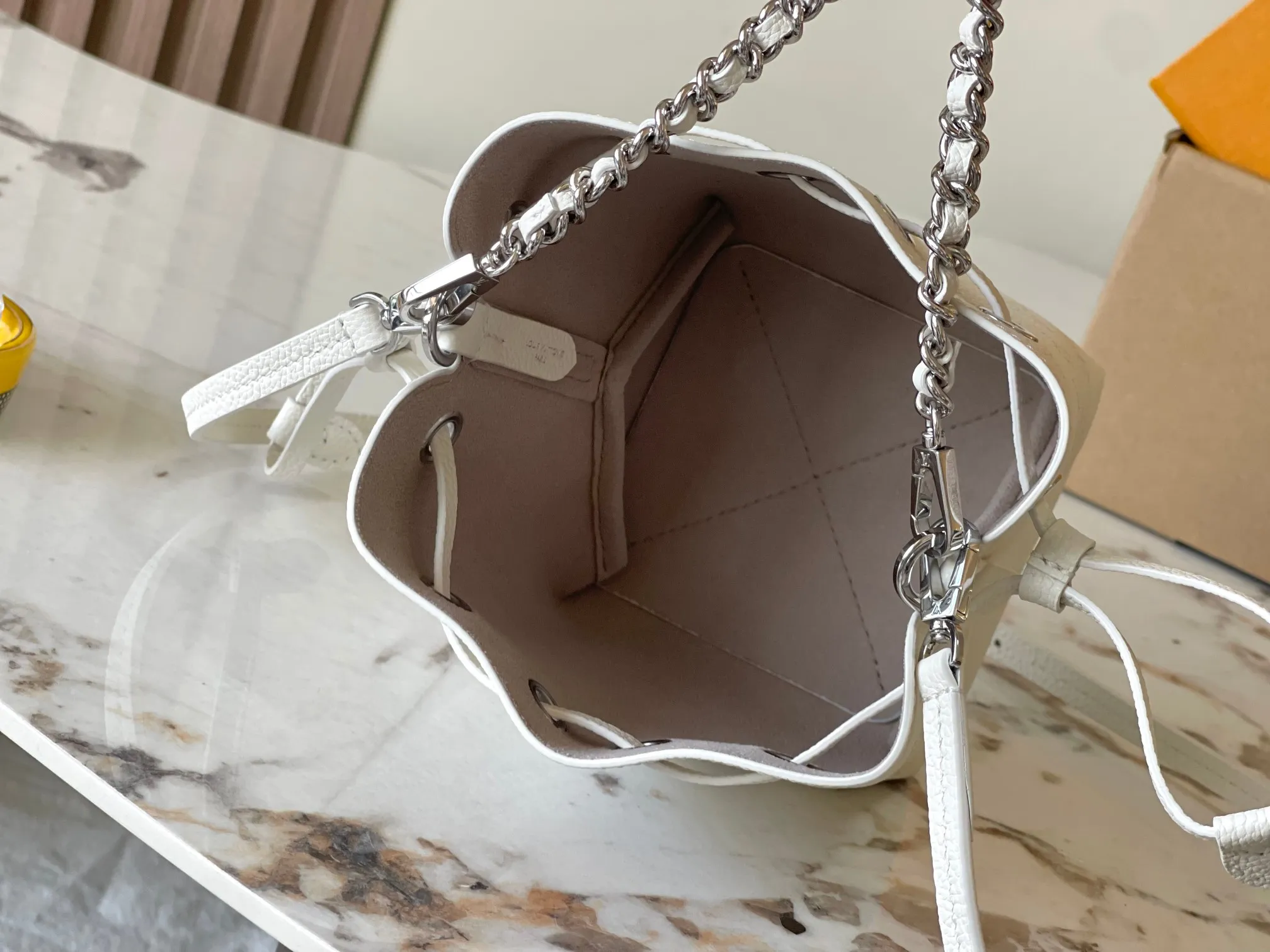 p2000 [Special grade MB chip version original leather] PICO BELLA mini bucket handbag Model: M12764 white dynamic chip version 163C Material: A-grade all-steel hardware, imported original fabric Packaging: full set of original duty-free MB packaging Size: 13*11*10.5CM