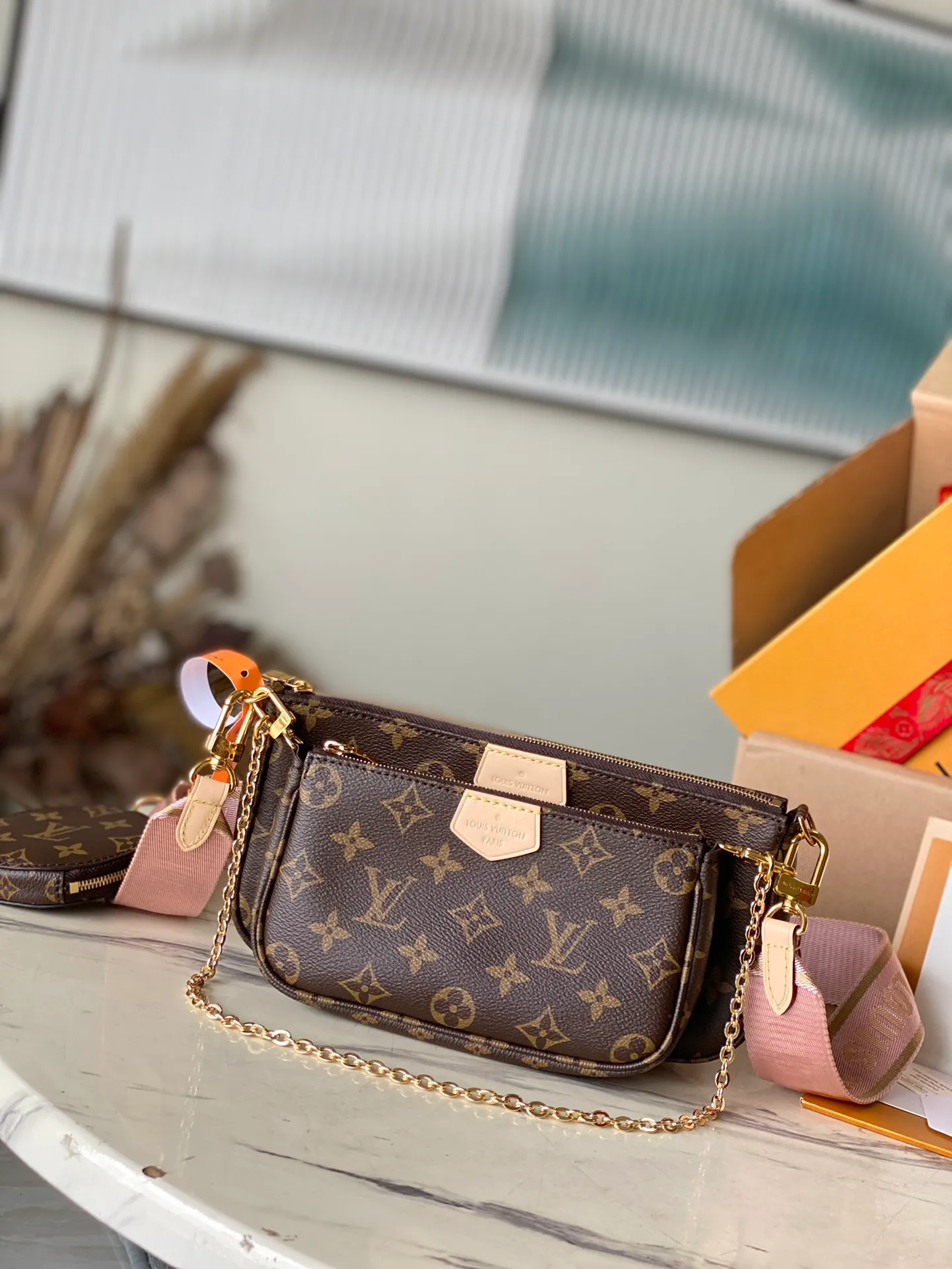 💰560 Top original order M44840 pink. Support counter inspection. Photos taken of duty-free goods are consistent with the product without unpacking. This product is an exclusive duty-free product in the market and is the highest-end product. Inspection is supported. This product has passed strict inspection and is flawless. Please wear gloves when touching the product. This product is not returnable or exchangeable. Please confirm the product first and then remove the label on the handle. This product is temporarily not open to the public, only regular customers, and is in short supply. Dimensions: 24 x 16 x 6 cm