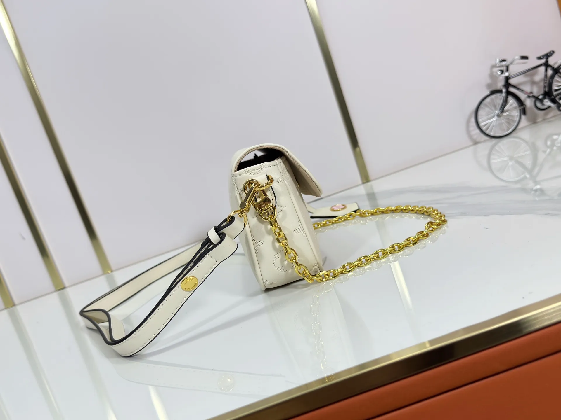 P180 Upgraded original M26587 M82211 M82210 M14225 M81911 This Wallet on Chain Ivy handbag is embossed with a large Monogram pattern on the surface of Monogram Empreinte grain leather, making it a trendy choice for daily travel and evening occasions. Cleverly using a short chain and a detachable and adjustable leather shoulder strap, it can be worn handheld, on the shoulder, or as a crossbody. Dimensions: 23.5 x 12.0 x 4.3 cm (length x height x width)