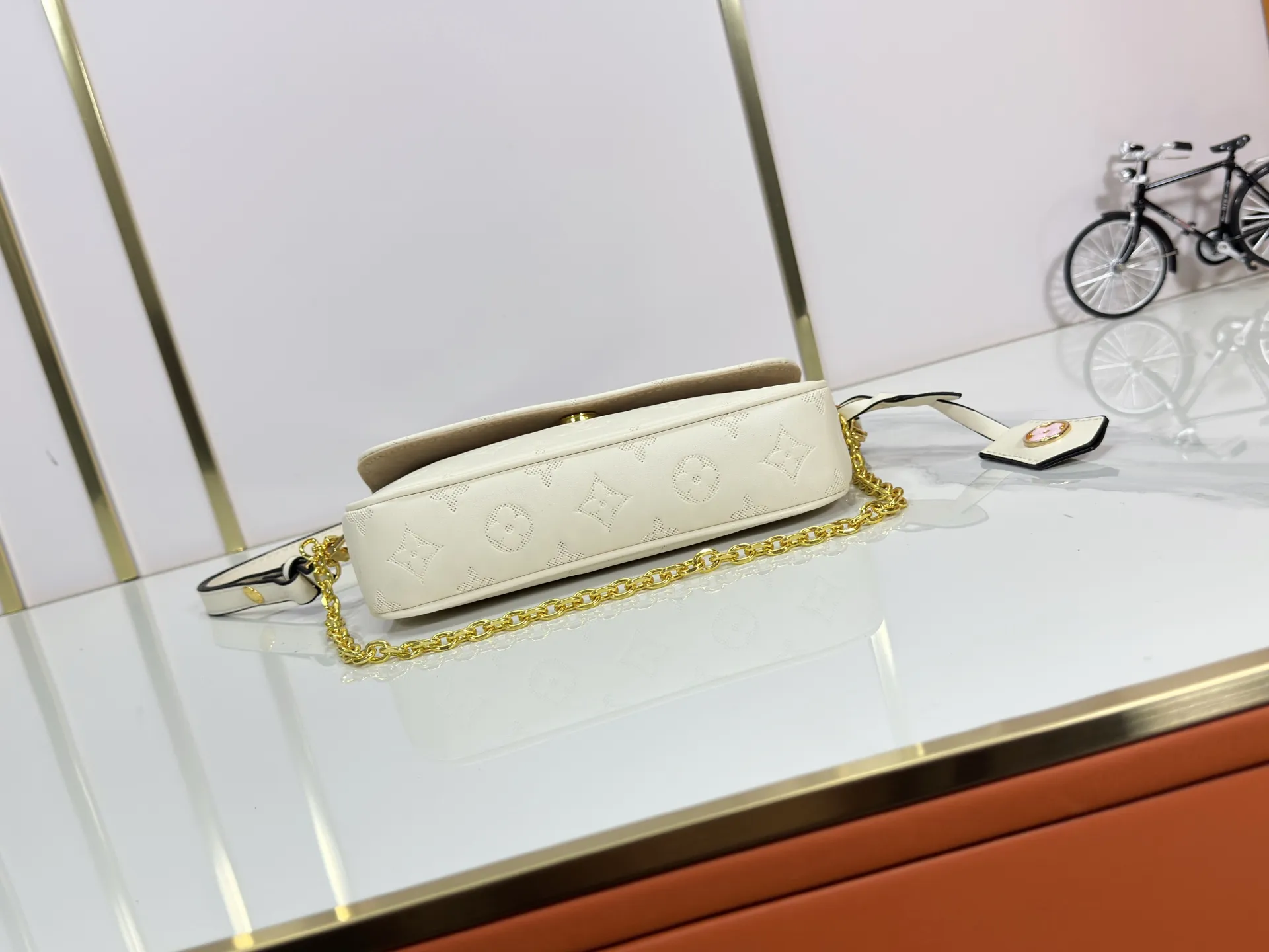 P180 Upgraded original M26587 M82211 M82210 M14225 M81911 This Wallet on Chain Ivy handbag is embossed with a large Monogram pattern on the surface of Monogram Empreinte grain leather, making it a trendy choice for daily travel and evening occasions. Cleverly using a short chain and a detachable and adjustable leather shoulder strap, it can be worn handheld, on the shoulder, or as a crossbody. Dimensions: 23.5 x 12.0 x 4.3 cm (length x height x width)