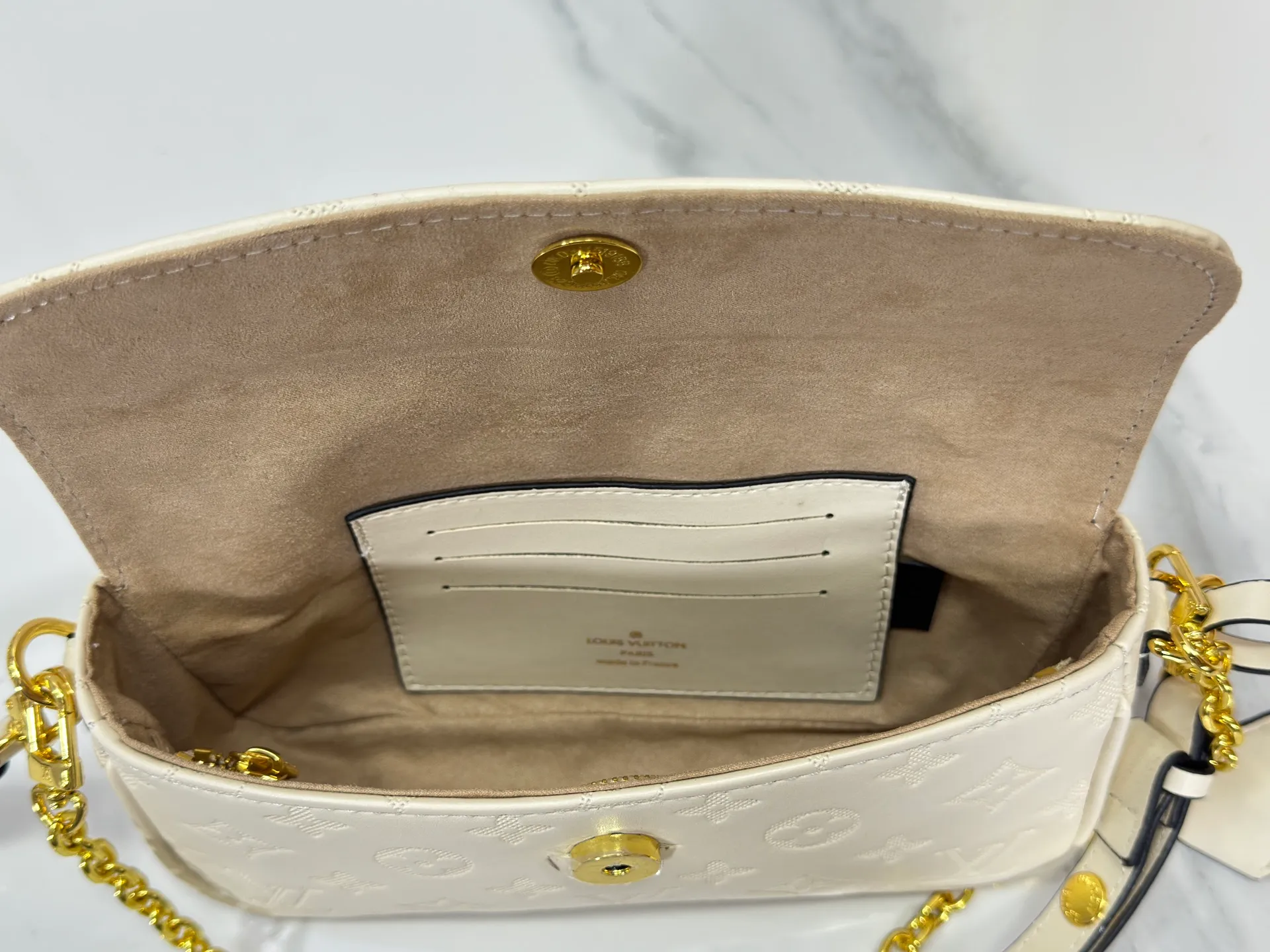 P180 Upgraded original M26587 M82211 M82210 M14225 M81911 This Wallet on Chain Ivy handbag is embossed with a large Monogram pattern on the surface of Monogram Empreinte grain leather, making it a trendy choice for daily travel and evening occasions. Cleverly using a short chain and a detachable and adjustable leather shoulder strap, it can be worn handheld, on the shoulder, or as a crossbody. Dimensions: 23.5 x 12.0 x 4.3 cm (length x height x width)