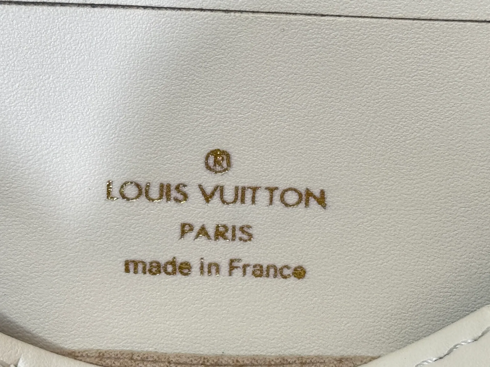 P180 Upgraded original M26587 M82211 M82210 M14225 M81911 This Wallet on Chain Ivy handbag is embossed with a large Monogram pattern on the surface of Monogram Empreinte grain leather, making it a trendy choice for daily travel and evening occasions. Cleverly using a short chain and a detachable and adjustable leather shoulder strap, it can be worn handheld, on the shoulder, or as a crossbody. Dimensions: 23.5 x 12.0 x 4.3 cm (length x height x width)