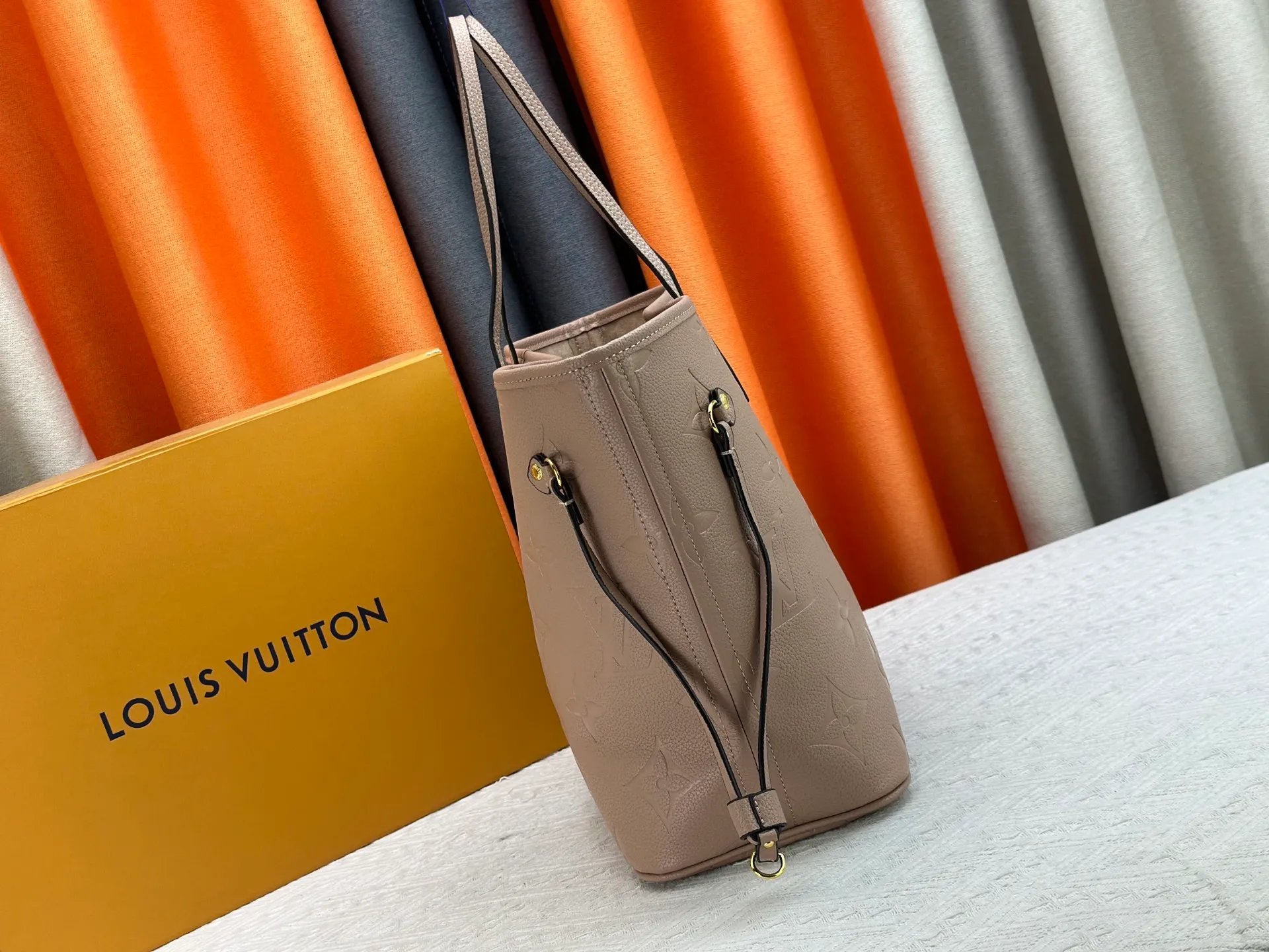 P240 Upgraded original M45685 gray embossed M45686 M40995 full leather embossed shopping bag series Neverfull medium handbag This Neverfull medium handbag is made of Monogram Emeinte grain leather, with microfiber lining and metal parts. Tighten or loosen the side ties for a smart or relaxed look. The zippered inner bag can be removed for separate use. Detailed features 31 x 28 x 14 cm (length x height x width)