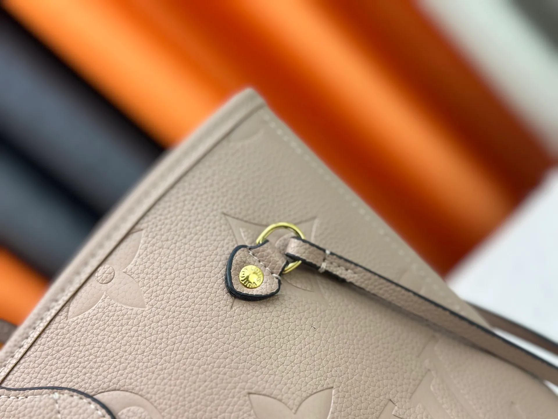 P240 Upgraded original M45685 gray embossed M45686 M40995 full leather embossed shopping bag series Neverfull medium handbag This Neverfull medium handbag is made of Monogram Emeinte grain leather, with microfiber lining and metal parts. Tighten or loosen the side ties for a smart or relaxed look. The zippered inner bag can be removed for separate use. Detailed features 31 x 28 x 14 cm (length x height x width)
