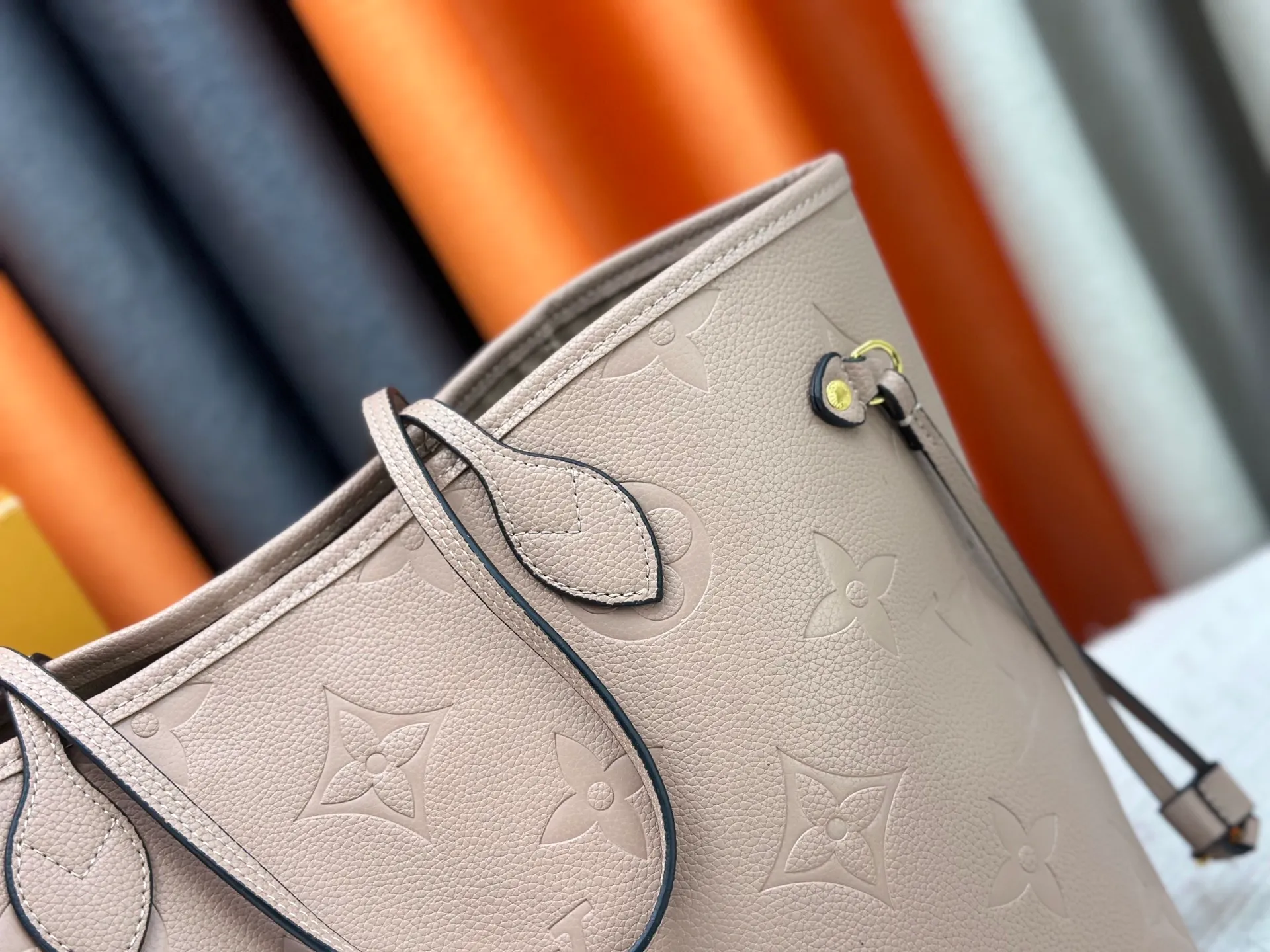 P240 Upgraded original M45685 gray embossed M45686 M40995 full leather embossed shopping bag series Neverfull medium handbag This Neverfull medium handbag is made of Monogram Emeinte grain leather, with microfiber lining and metal parts. Tighten or loosen the side ties for a smart or relaxed look. The zippered inner bag can be removed for separate use. Detailed features 31 x 28 x 14 cm (length x height x width)