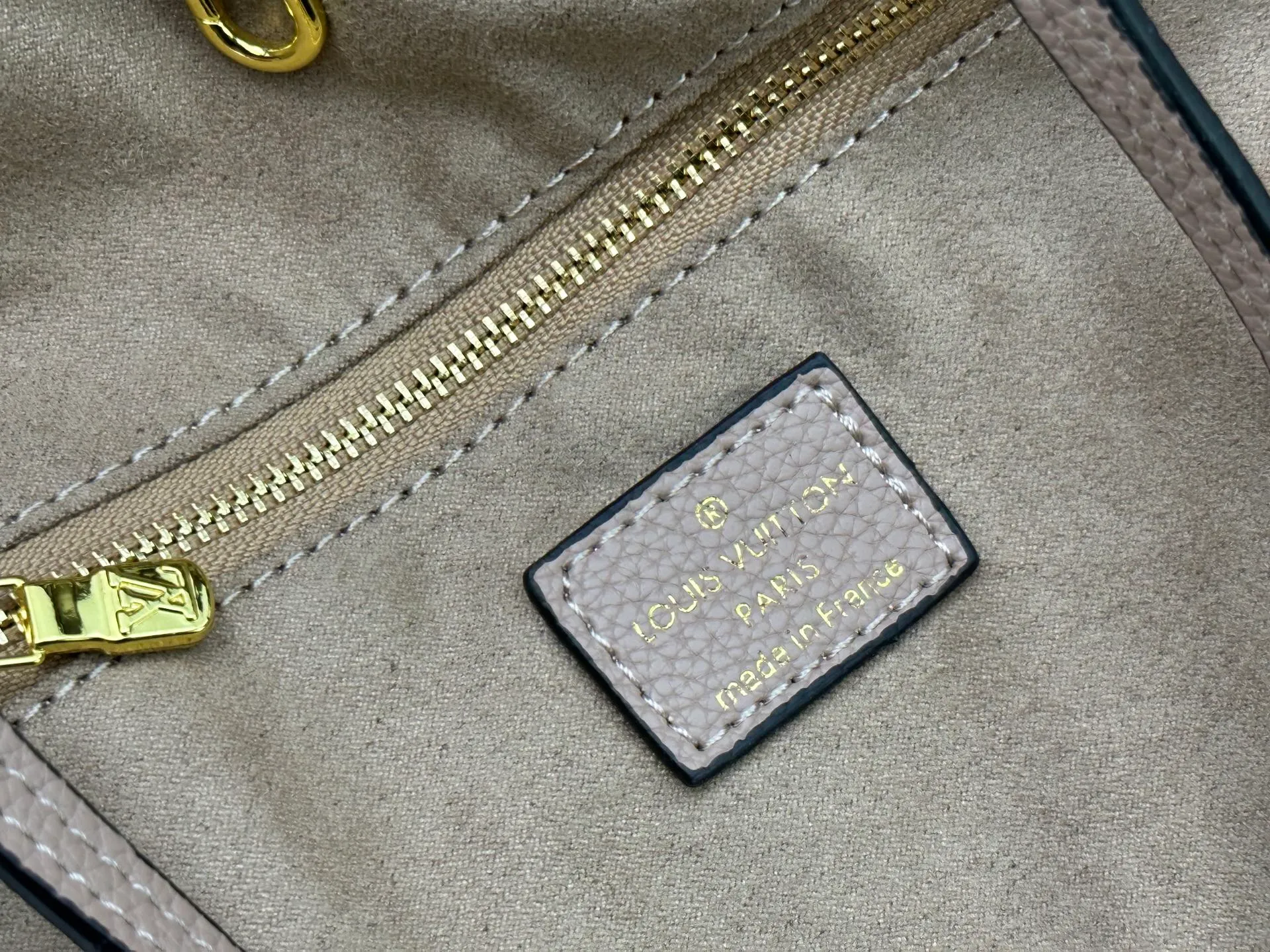 P240 Upgraded original M45685 gray embossed M45686 M40995 full leather embossed shopping bag series Neverfull medium handbag This Neverfull medium handbag is made of Monogram Emeinte grain leather, with microfiber lining and metal parts. Tighten or loosen the side ties for a smart or relaxed look. The zippered inner bag can be removed for separate use. Detailed features 31 x 28 x 14 cm (length x height x width)