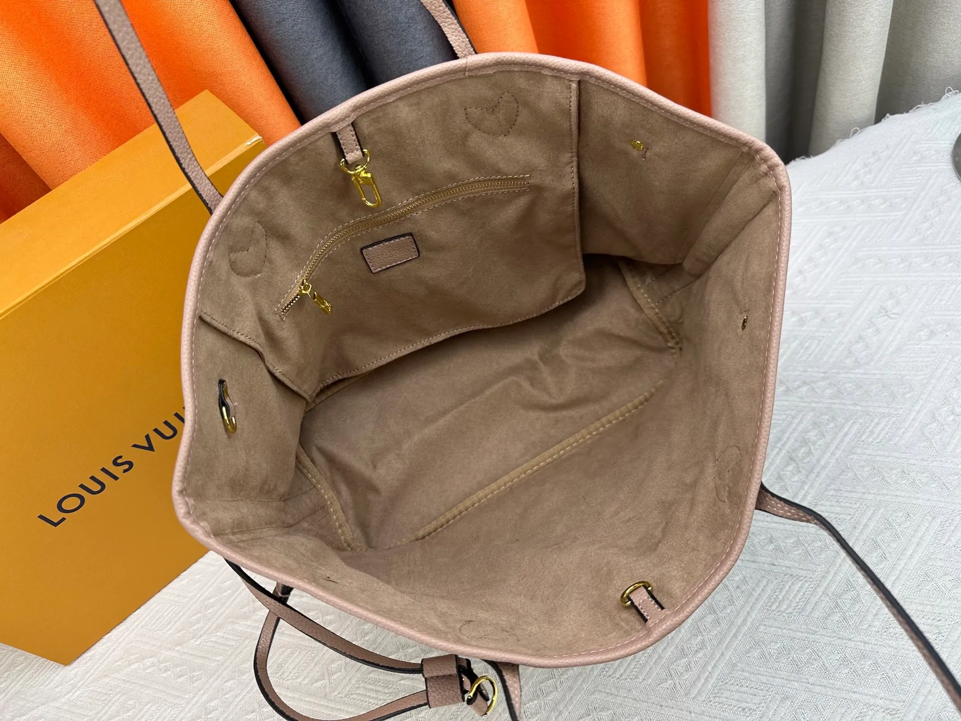 P240 Upgraded original M45685 gray embossed M45686 M40995 full leather embossed shopping bag series Neverfull medium handbag This Neverfull medium handbag is made of Monogram Emeinte grain leather, with microfiber lining and metal parts. Tighten or loosen the side ties for a smart or relaxed look. The zippered inner bag can be removed for separate use. Detailed features 31 x 28 x 14 cm (length x height x width)