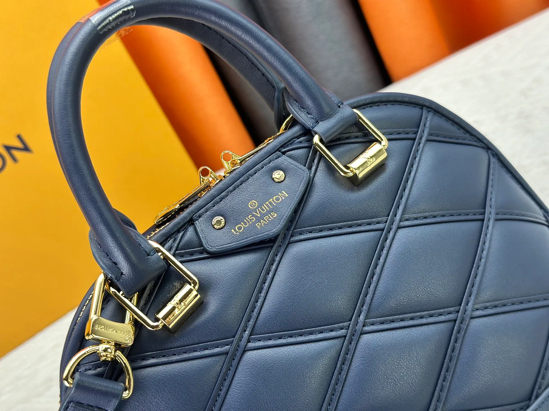 P360 M83048 M53152 This Nano Alma handbag is a pocket-sized version of Louis Vuitton's classic Alma handbag. It is made of soft lambskin with a Malletage quilting pattern, recalling the diamond inner panel of the brand's traditional hard luggage. The elegant handle, dazzling chain and detachable and adjustable leather shoulder strap enable a variety of carrying styles. Dimensions: 23.5x17.5x11.5cm