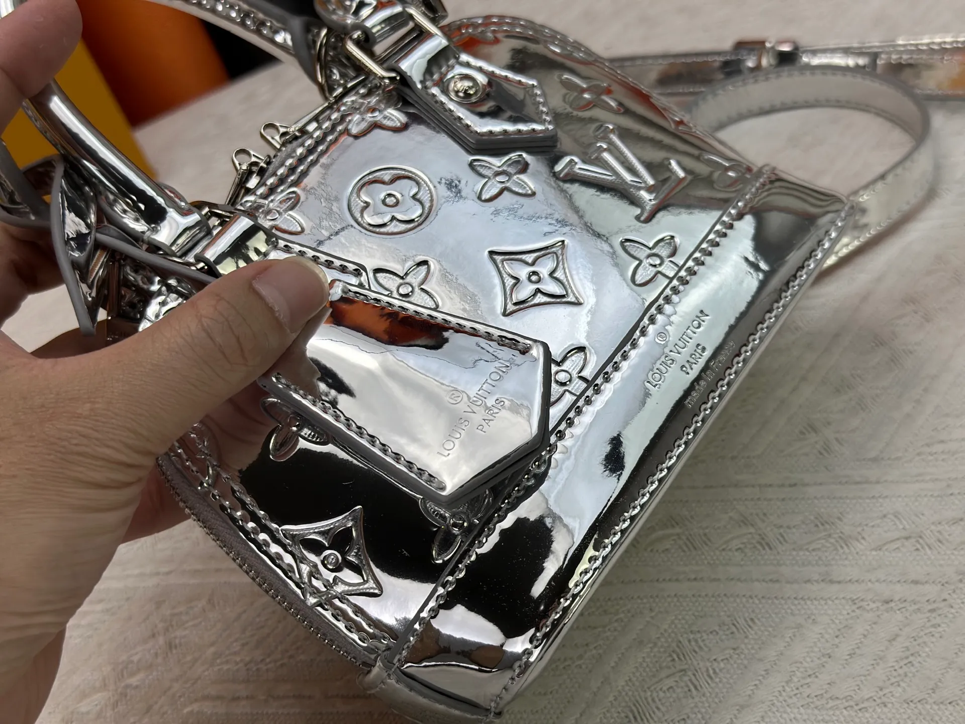 P360 M83048 M53152 This Nano Alma handbag is a pocket-sized version of Louis Vuitton's classic Alma handbag. It is made of soft lambskin with a Malletage quilting pattern, recalling the diamond inner panel of the brand's traditional hard luggage. The elegant handle, dazzling chain and detachable and adjustable leather shoulder strap enable a variety of carrying styles. Dimensions: 23.5x17.5x11.5cm