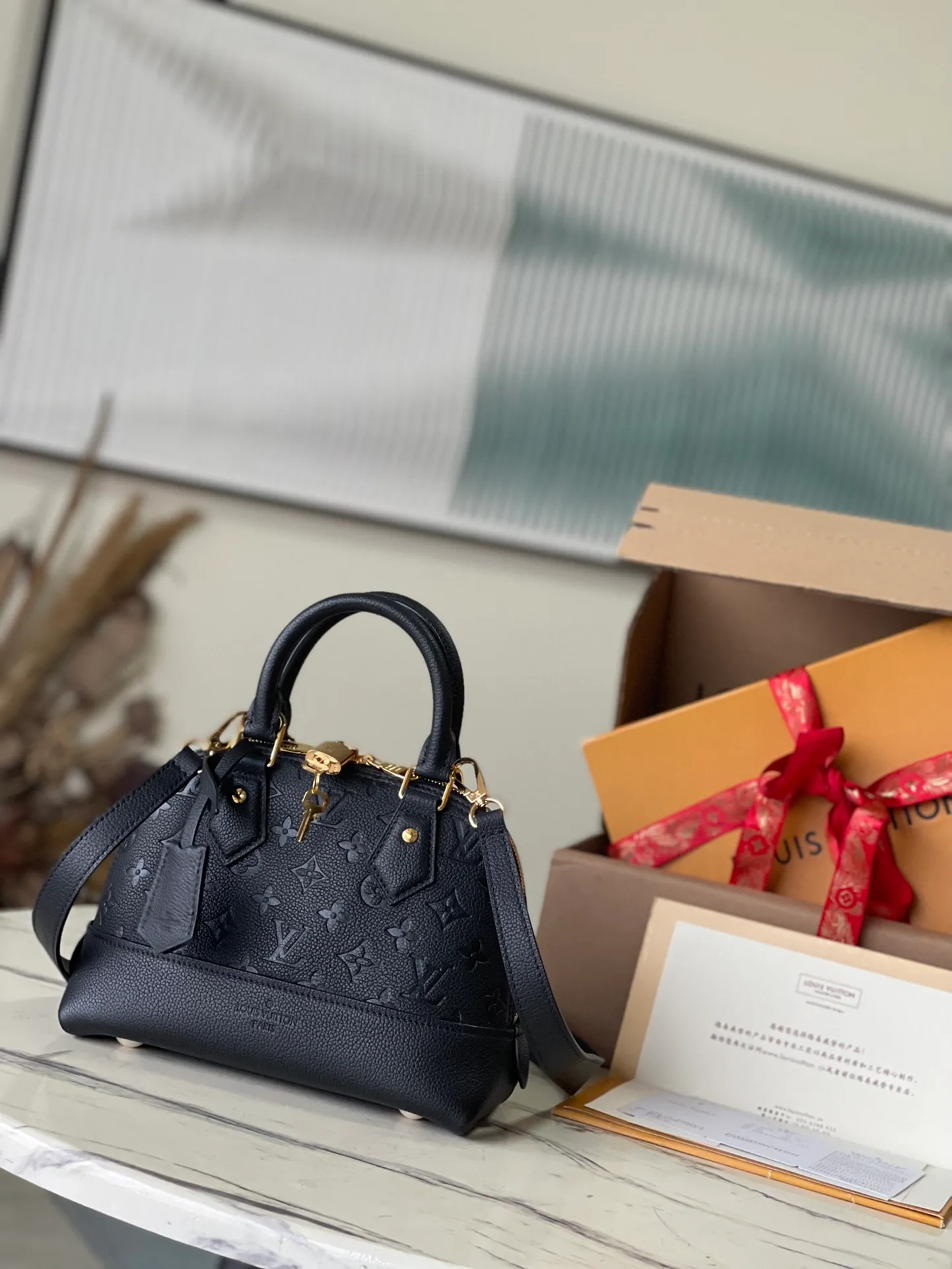 💰1100 (top layer leather) top original order M44829. Support counter inspection. Photos taken of duty-free goods are consistent with the product without unpacking. This product is an exclusive duty-free product in the market and is the highest-end product. Inspection is supported. This product has passed strict inspection and is flawless. Please wear gloves when touching the product. This product is not returnable or exchangeable. Please confirm the product first and then remove the label on the handle. This product is temporarily not open to the public, only regular customers, and is in short supply. Dimensions: 25 x 18 x 12 cm