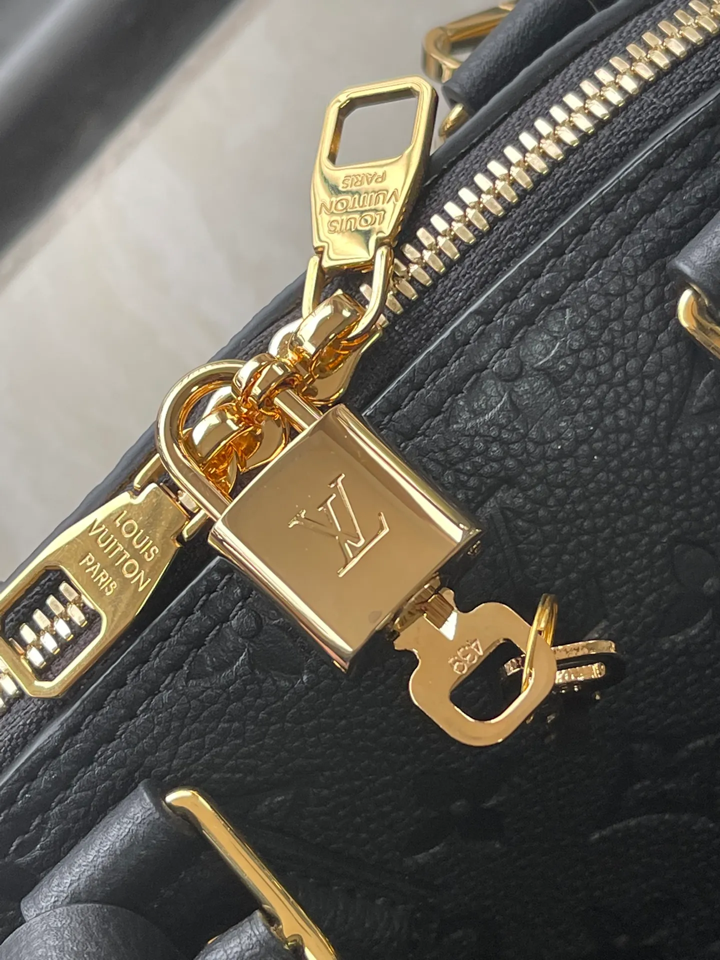 💰1100 (top layer leather) top original order M44829. Support counter inspection. Photos taken of duty-free goods are consistent with the product without unpacking. This product is an exclusive duty-free product in the market and is the highest-end product. Inspection is supported. This product has passed strict inspection and is flawless. Please wear gloves when touching the product. This product is not returnable or exchangeable. Please confirm the product first and then remove the label on the handle. This product is temporarily not open to the public, only regular customers, and is in short supply. Dimensions: 25 x 18 x 12 cm