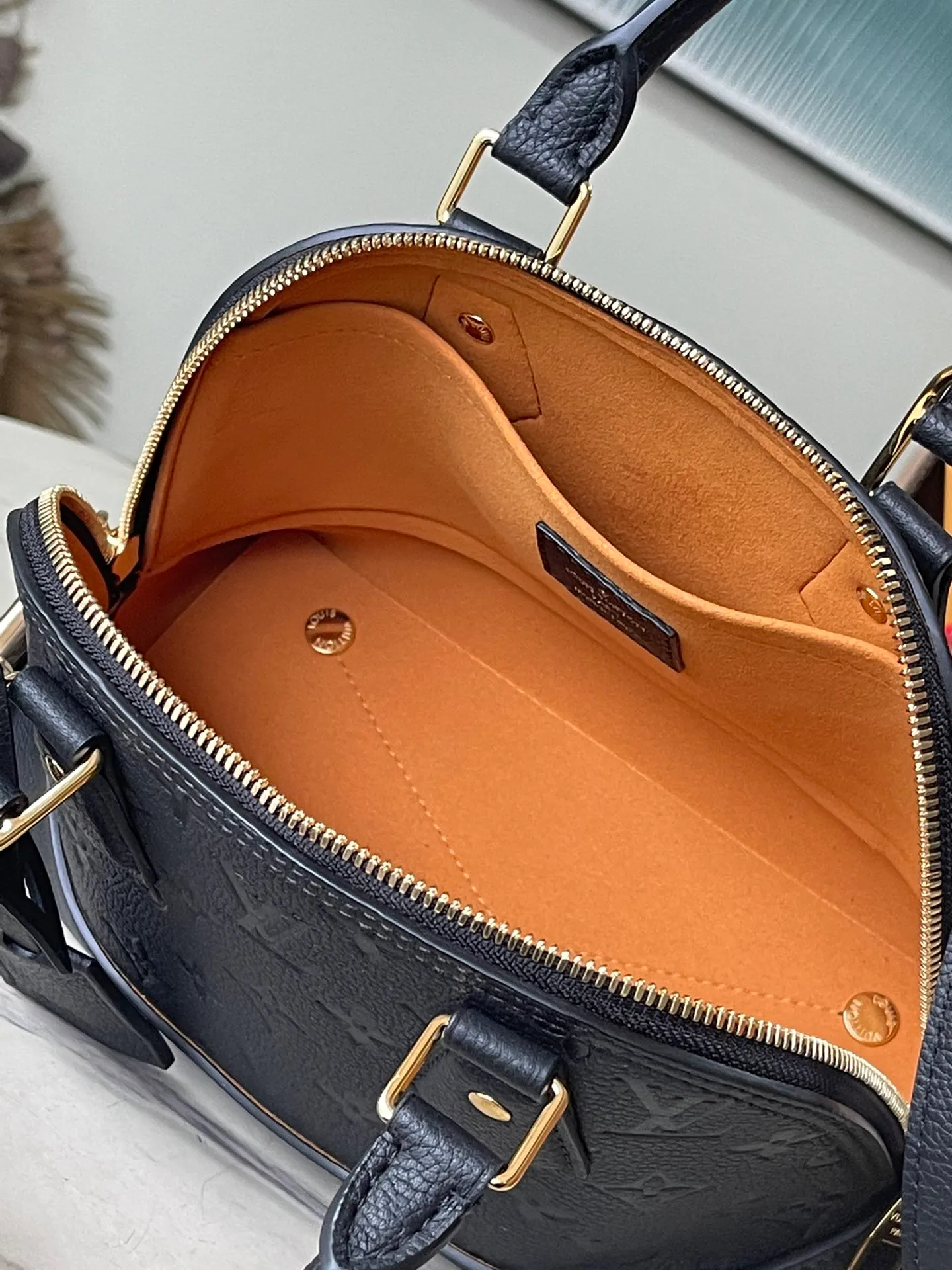 💰1100 (top layer leather) top original order M44829. Support counter inspection. Photos taken of duty-free goods are consistent with the product without unpacking. This product is an exclusive duty-free product in the market and is the highest-end product. Inspection is supported. This product has passed strict inspection and is flawless. Please wear gloves when touching the product. This product is not returnable or exchangeable. Please confirm the product first and then remove the label on the handle. This product is temporarily not open to the public, only regular customers, and is in short supply. Dimensions: 25 x 18 x 12 cm