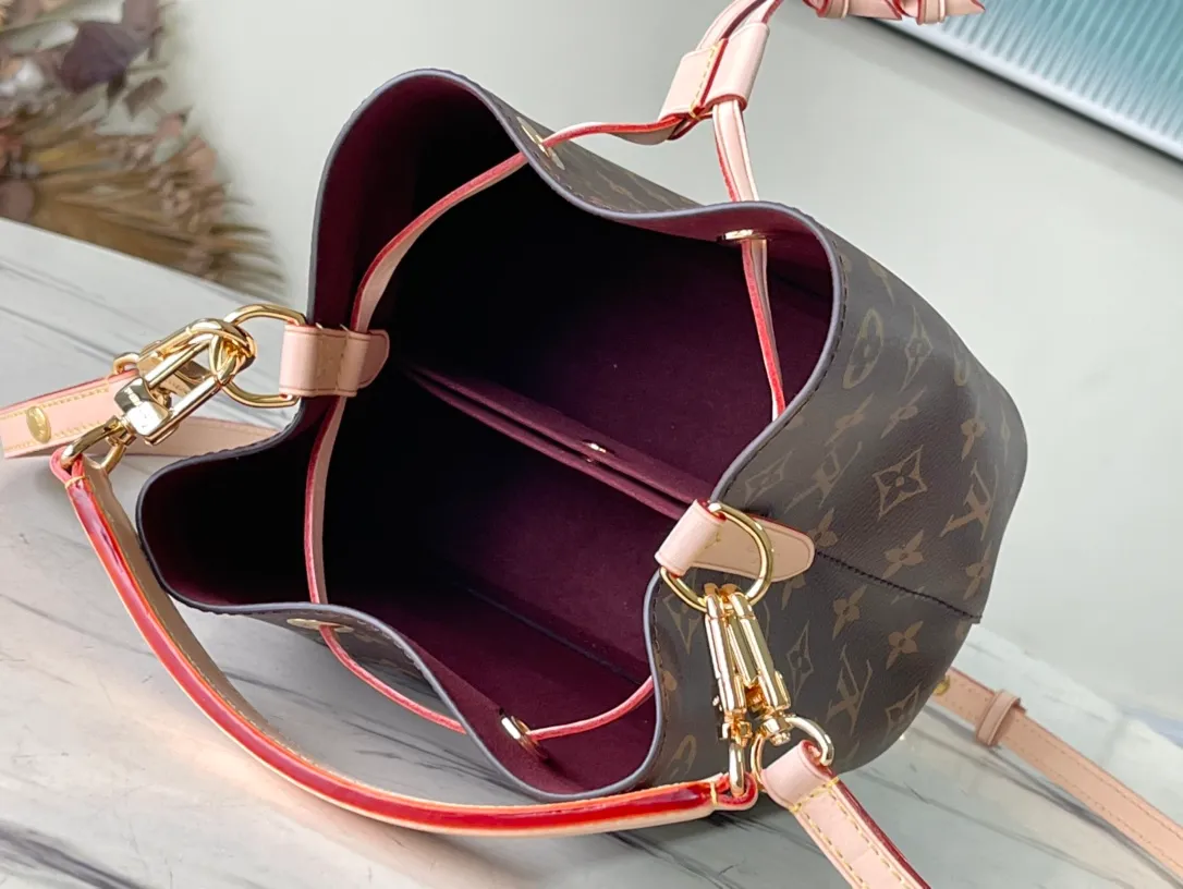 💰800 Top Original Order M46581 Presbyopia Mini Bucket Bag Series NÉONOÉ BB Handbag Neoono upper BB made of Monogram canvas and decorated with natural leather material. The house's iconic Neono reinterprets the bucket bag into a small-sized design. Plenty of storage space to carry essentials such as keys, AirPods and iPhone. Leather strap to keep your belongings safe. With the removable handles and removable and adjustable straps, you can style your project in a variety of ways. 20 x 20 x 13 cm.
