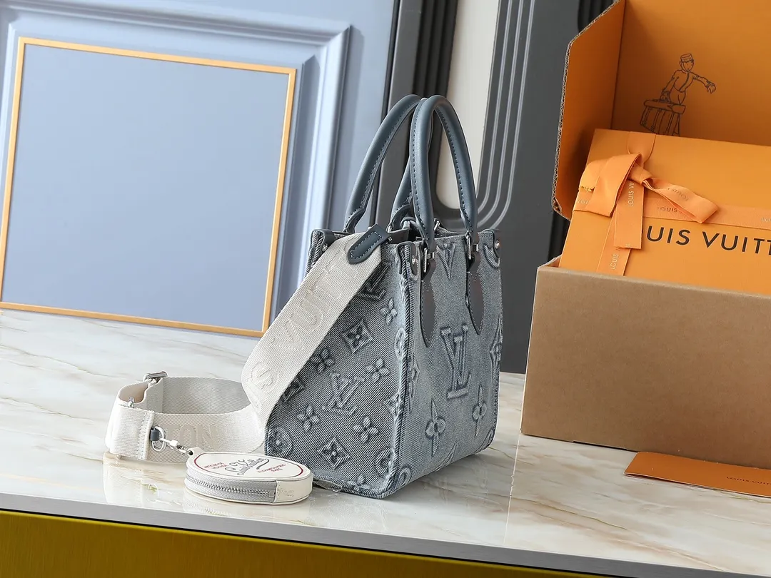 💰300💰Upgraded original M46373 M45659 denim embossed This OnTheGo small handbag is made of Monogram and Monogram Reverse canvas, with the Monogram Giant pattern embellished on it. The Toron handle and the jacquard textured shoulder strap decorated with the brand's logo create a visual contrast, and the detachable coin bag is suitable for storing change or small items. It combines fashionable charm with various functions, making it a good daily companion. 25.0 x 19.0 x 11.5 cm (length x height x width)