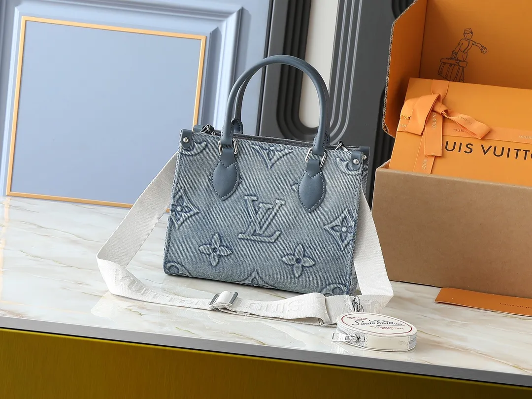 💰300💰Upgraded original M46373 M45659 denim embossed This OnTheGo small handbag is made of Monogram and Monogram Reverse canvas, with the Monogram Giant pattern embellished on it. The Toron handle and the jacquard textured shoulder strap decorated with the brand's logo create a visual contrast, and the detachable coin bag is suitable for storing change or small items. It combines fashionable charm with various functions, making it a good daily companion. 25.0 x 19.0 x 11.5 cm (length x height x width)