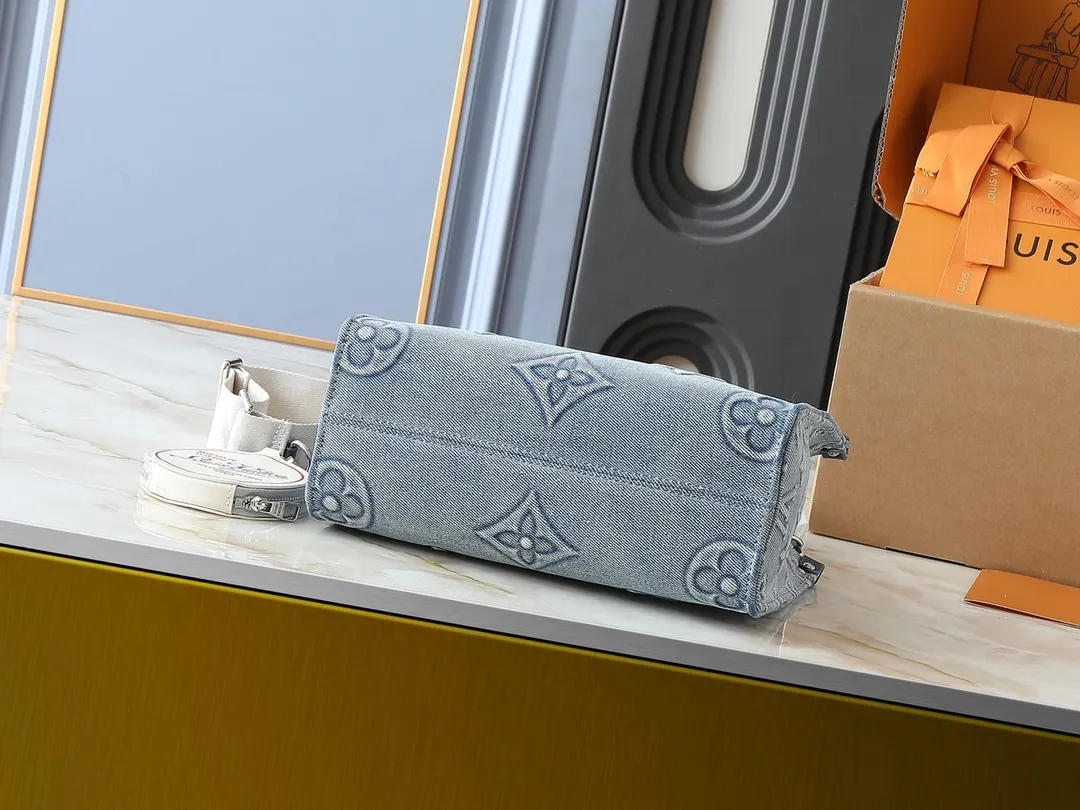 💰300💰Upgraded original M46373 M45659 denim embossed This OnTheGo small handbag is made of Monogram and Monogram Reverse canvas, with the Monogram Giant pattern embellished on it. The Toron handle and the jacquard textured shoulder strap decorated with the brand's logo create a visual contrast, and the detachable coin bag is suitable for storing change or small items. It combines fashionable charm with various functions, making it a good daily companion. 25.0 x 19.0 x 11.5 cm (length x height x width)