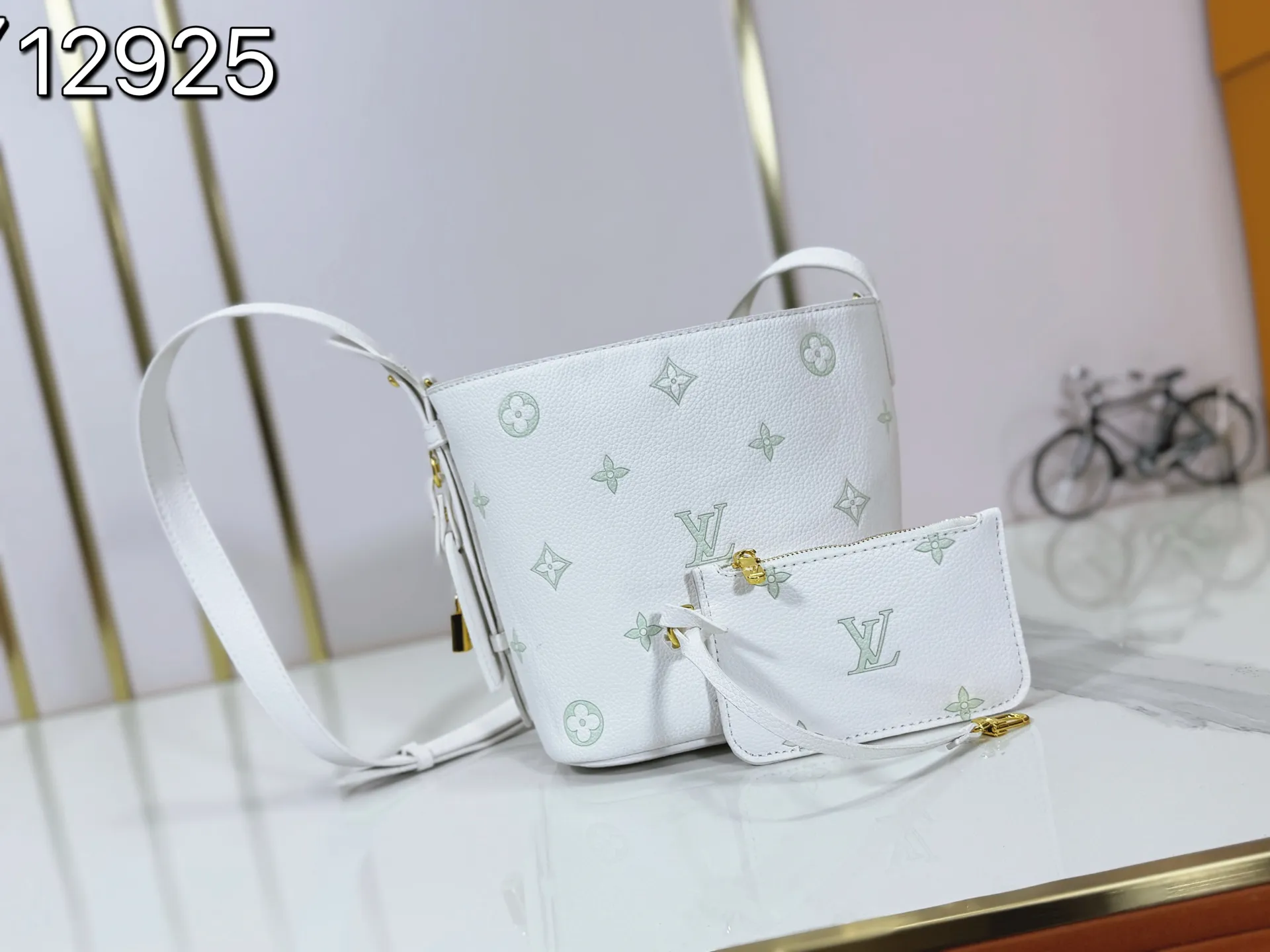 P220 upgraded original M27529 M12925 M12926 M13480 M13044 M14356 M13045 M13089 This All In BB handbag is made of Monogram canvas with shiny metal parts, and the iconic pendant and nameplate highlight the classic style. The adjustable shoulder strap continues the brand's trunk-making heritage, and the leather shoulder strap adds cross-body and shoulder carry options. The foldable design enables the silhouette to be retracted and retracted freely, providing ample space for daily use. 16.0 x 18.0 x 12.0 cm (length x height x width)