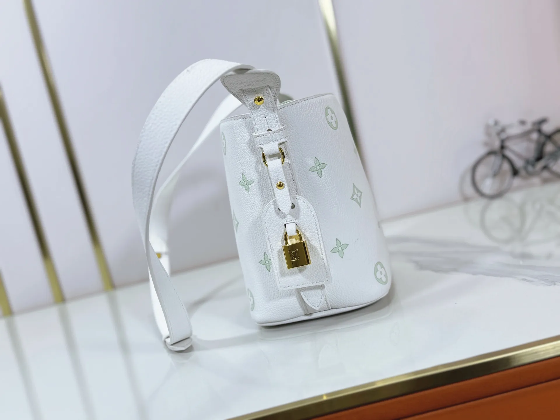 P220 upgraded original M27529 M12925 M12926 M13480 M13044 M14356 M13045 M13089 This All In BB handbag is made of Monogram canvas with shiny metal parts, and the iconic pendant and nameplate highlight the classic style. The adjustable shoulder strap continues the brand's trunk-making heritage, and the leather shoulder strap adds cross-body and shoulder carry options. The foldable design enables the silhouette to be retracted and retracted freely, providing ample space for daily use. 16.0 x 18.0 x 12.0 cm (length x height x width)