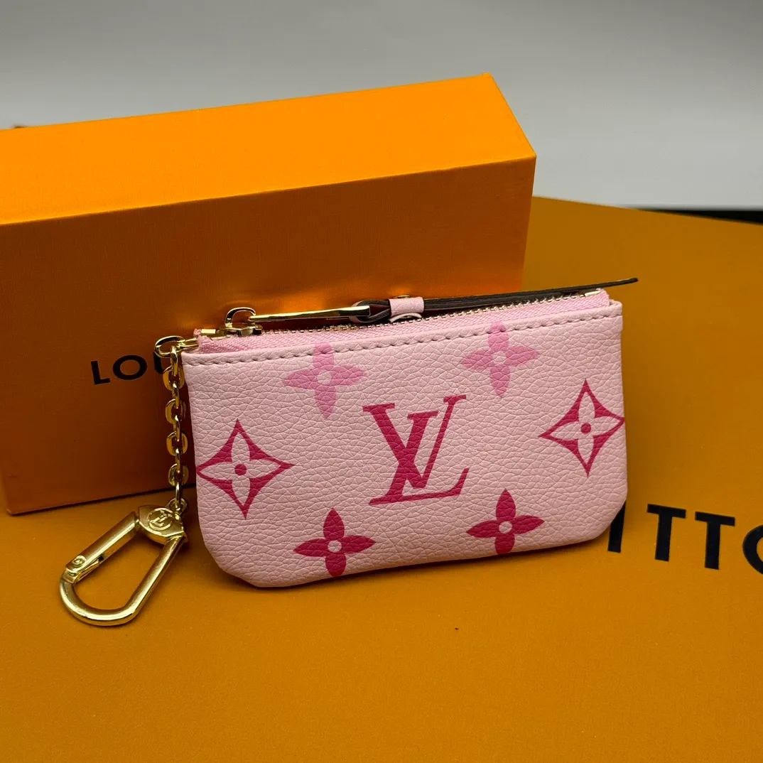 💰110 💎Upgraded from the original version🇫🇷 This Damier small leather bag can hold change and keys, and can be easily put into a handbag or clothing pocket. Key ring, key hook can be hung on the D-ring provided with most Louis Vuitton handbags, zipper closure, Damier canvas texture and embossed calfskin, shiny gold-tone hardware. Model: M82203 M80885 M62650, size: 12x7cm
