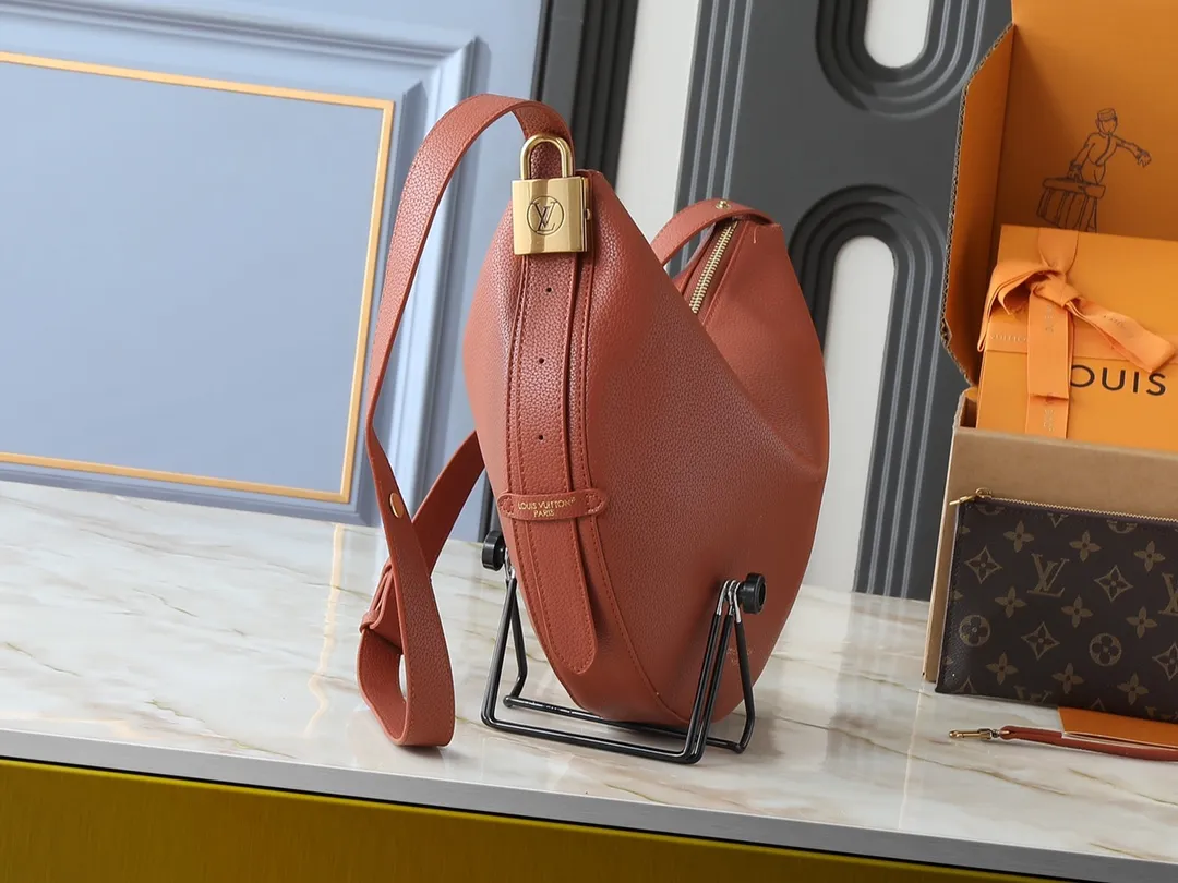 💰280💰Upgraded from the original M14417 M14642 M14635 Louis Vuitton launches the Low Key Cookie medium handbag, highlighting the brand's heritage and exquisite craftsmanship with its elegant design. The soft cow leather will develop a unique color over time, and the distressed metal padlock and removable Monogram storage bag are rich details, allowing you to switch to multiple carrying methods at will. Dimensions: 32.0 x 26.0 x 5.0 cm (length x height x width)