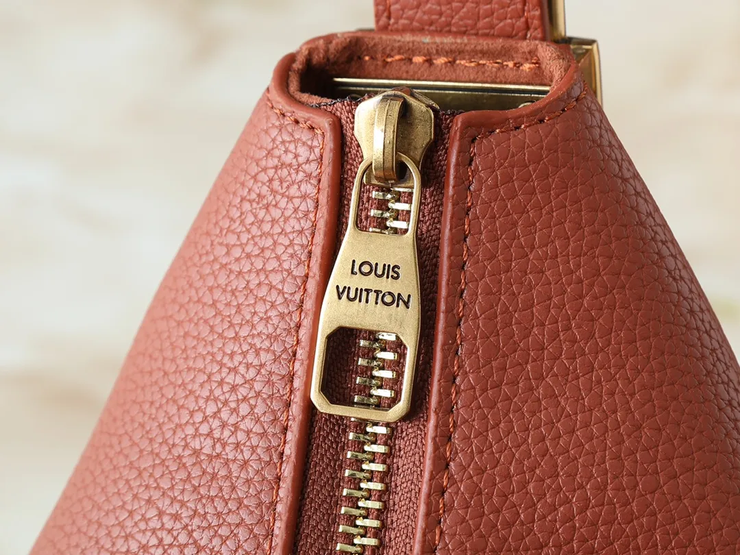 💰280💰Upgraded from the original M14417 M14642 M14635 Louis Vuitton launches the Low Key Cookie medium handbag, highlighting the brand's heritage and exquisite craftsmanship with its elegant design. The soft cow leather will develop a unique color over time, and the distressed metal padlock and removable Monogram storage bag are rich details, allowing you to switch to multiple carrying methods at will. Dimensions: 32.0 x 26.0 x 5.0 cm (length x height x width)