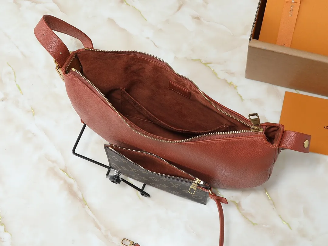 💰280💰Upgraded from the original M14417 M14642 M14635 Louis Vuitton launches the Low Key Cookie medium handbag, highlighting the brand's heritage and exquisite craftsmanship with its elegant design. The soft cow leather will develop a unique color over time, and the distressed metal padlock and removable Monogram storage bag are rich details, allowing you to switch to multiple carrying methods at will. Dimensions: 32.0 x 26.0 x 5.0 cm (length x height x width)