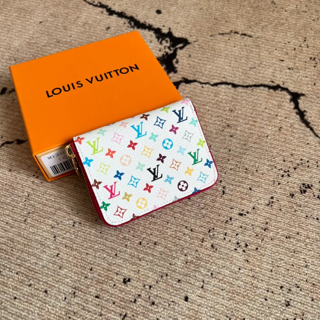 Factory Price 300 Top Original LV x TM Zippy Coin Purse M13409 White Color (Three Colors-Takashi Murakami) As part of the Louis Vuitton x Murakami series reissue, the timeless Zippy coin purse is practical and playful, upgraded for this season. It's made from Monogram coated canvas in a cheerful rainbow of hues, in keeping with the Japanese artist's signature pop palette. The interior is secured with a silver zipper and is divided into multiple compartments for coins, banknotes and cards. Dimensions: 11 x 8.5 x 2 cm.