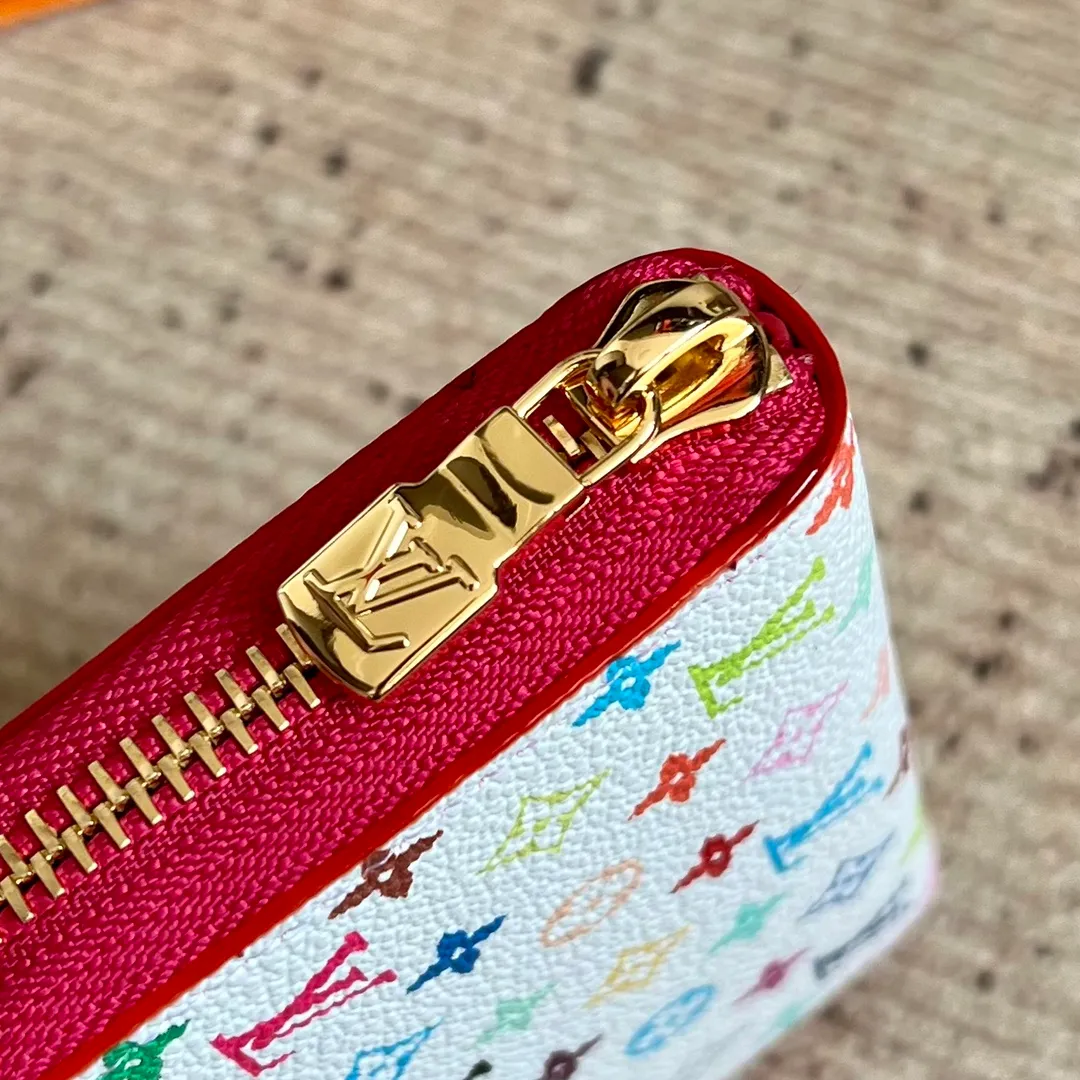 Factory Price 300 Top Original LV x TM Zippy Coin Purse M13409 White Color (Three Colors-Takashi Murakami) As part of the Louis Vuitton x Murakami series reissue, the timeless Zippy coin purse is practical and playful, upgraded for this season. It's made from Monogram coated canvas in a cheerful rainbow of hues, in keeping with the Japanese artist's signature pop palette. The interior is secured with a silver zipper and is divided into multiple compartments for coins, banknotes and cards. Dimensions: 11 x 8.5 x 2 cm.