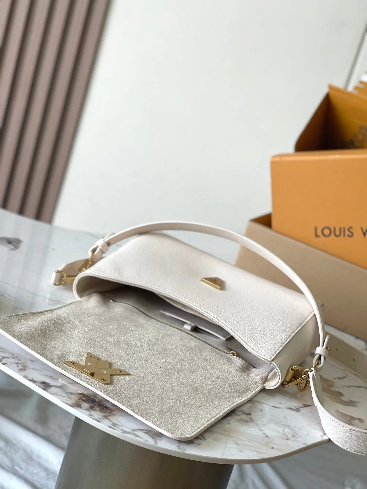 p2560 [Special grade MB chip version original leather] Soft Twist handbag Model: M25359 off-white dynamic chip version Material: A-grade all-steel hardware, imported original fabric Packaging: full set of original duty-free MB packaging Size: 27*19*9CM