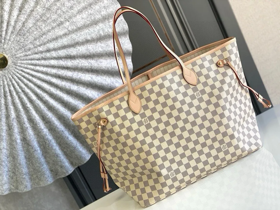 💰800 (large steel nails) top original order N41360NEVERFULL large handbag The legendary Neverfull handbag: always able to meet your various needs for handbags. It has a large capacity but is not bulky. It is stiff and soft to the touch, making it suitable for home and travel. Tighten the side ties and it instantly transforms into a stylish urban handbag. Loosen the straps and it transforms into a chic and practical handbag. The slender leather handle can be carried over the shoulder or between the arms. The model shown here is made of Damier Azur canvas.  39 cm