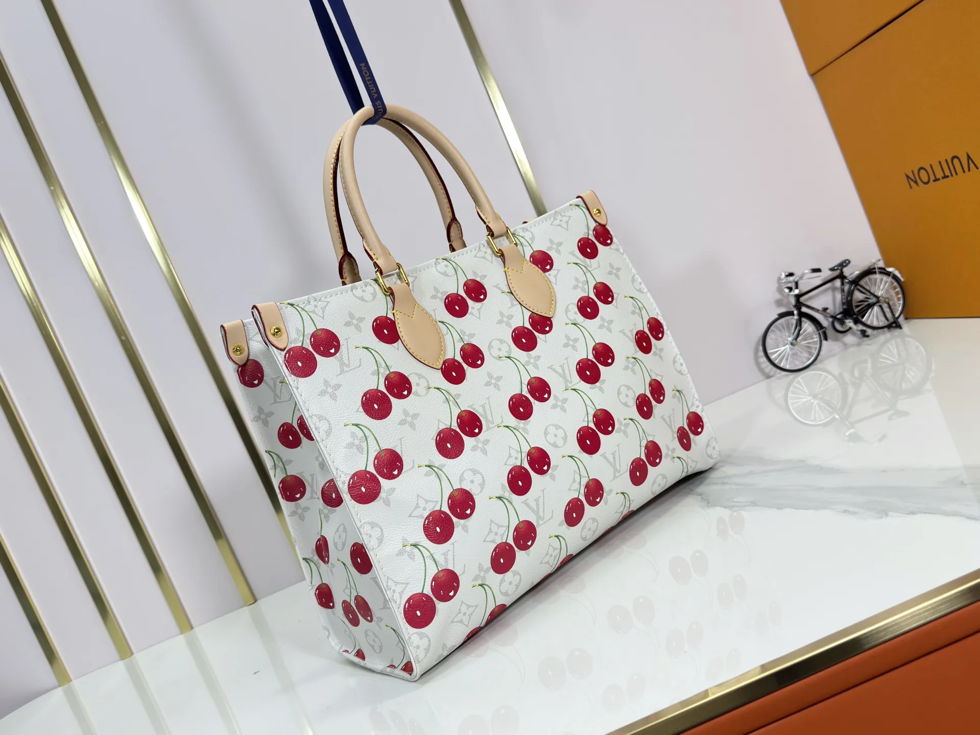 P260 Upgraded Original 🔥New 🔥M45039 M45321 M44571 This Onthego medium handbag uses classic Monogram canvas and Monogram Reverse canvas on both sides to present different styles at will. Toron's dual handles and shoulder strap allow for a variety of carrying options. Dimensions: 34.0 x 26.0 x 13.0 cm (length x height x width)