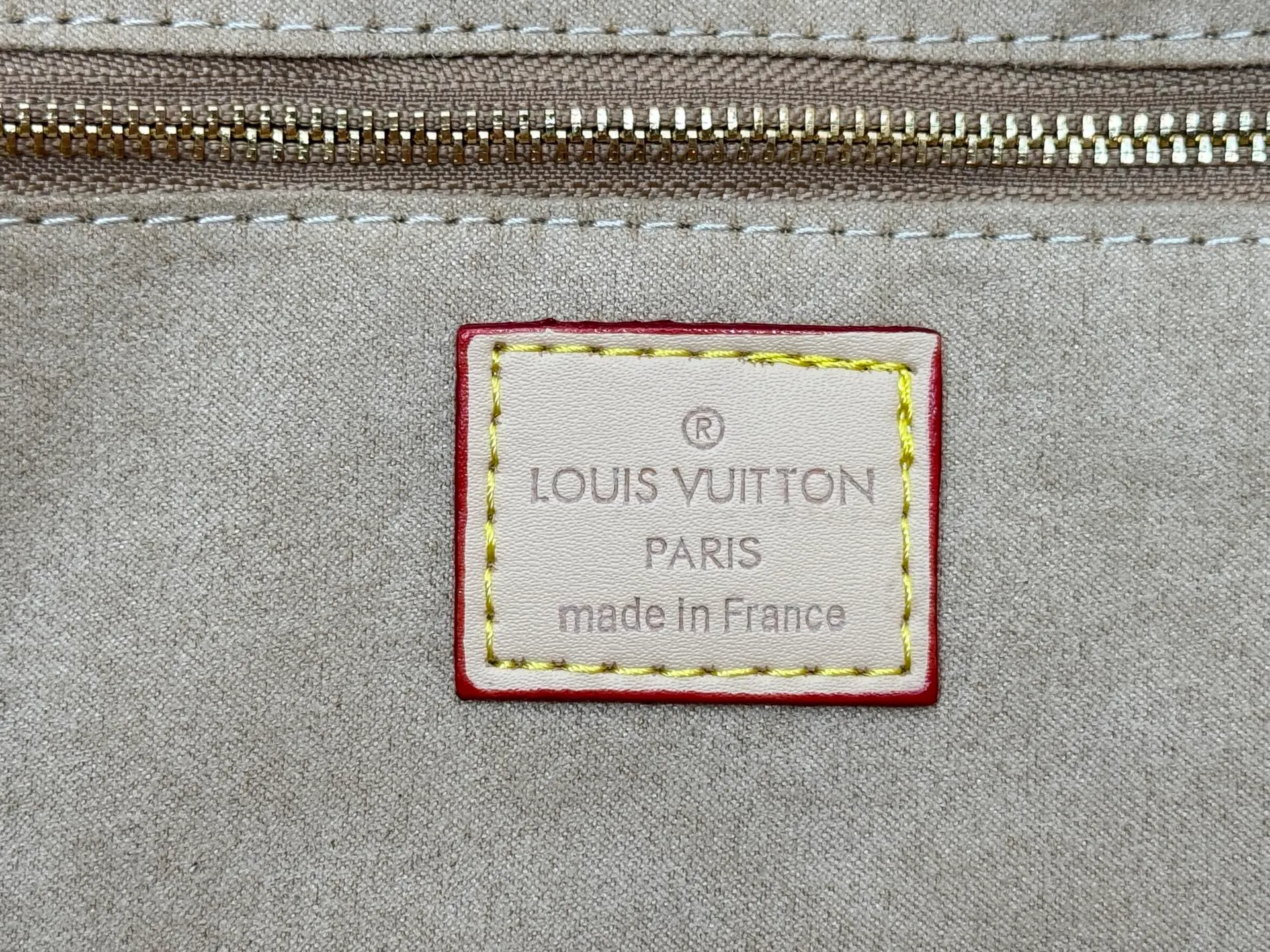 P260 Upgraded Original 🔥New 🔥M45039 M45321 M44571 This Onthego medium handbag uses classic Monogram canvas and Monogram Reverse canvas on both sides to present different styles at will. Toron's dual handles and shoulder strap allow for a variety of carrying options. Dimensions: 34.0 x 26.0 x 13.0 cm (length x height x width)