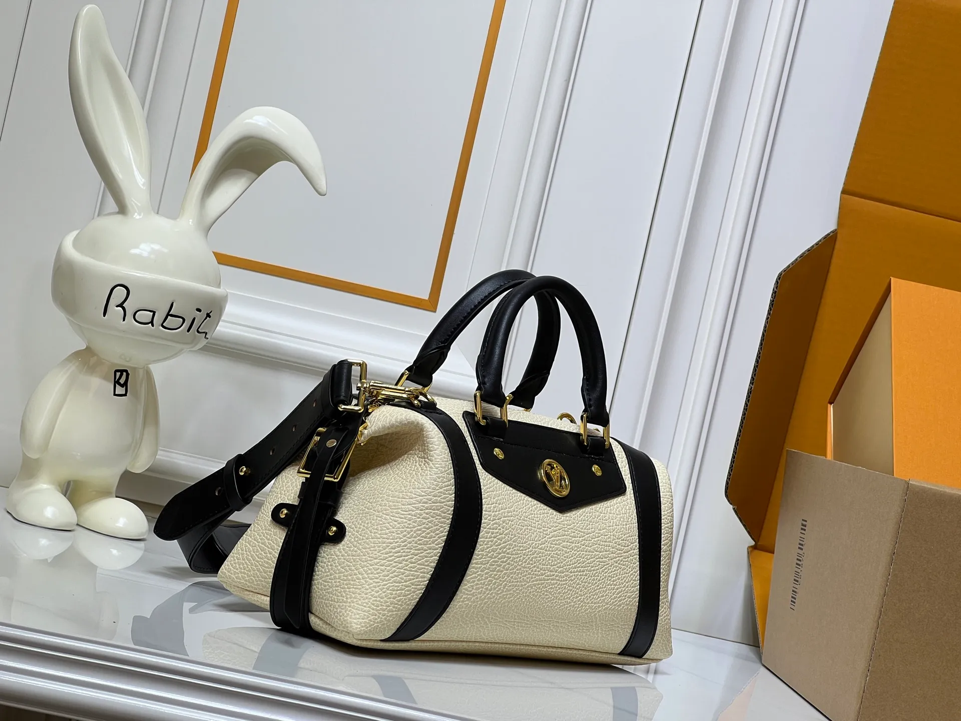 Batch 320💰[Exclusive real shot] Medium size M25566 M14623 Full leather motorcycle bag M14702 M14700 NANO LV BIKER handbag This Nano LV Rider handbag is from the 2025 spring and summer series. It is made of pixelated grain sheep leather with smooth cow leather elements, and is decorated with LV Circle logo. The foldable configuration makes it easy to store in a suitcase, and the modern design adds a rock-n-roll edge to any look. Dimensions: 10 x 10 x 23 cm
