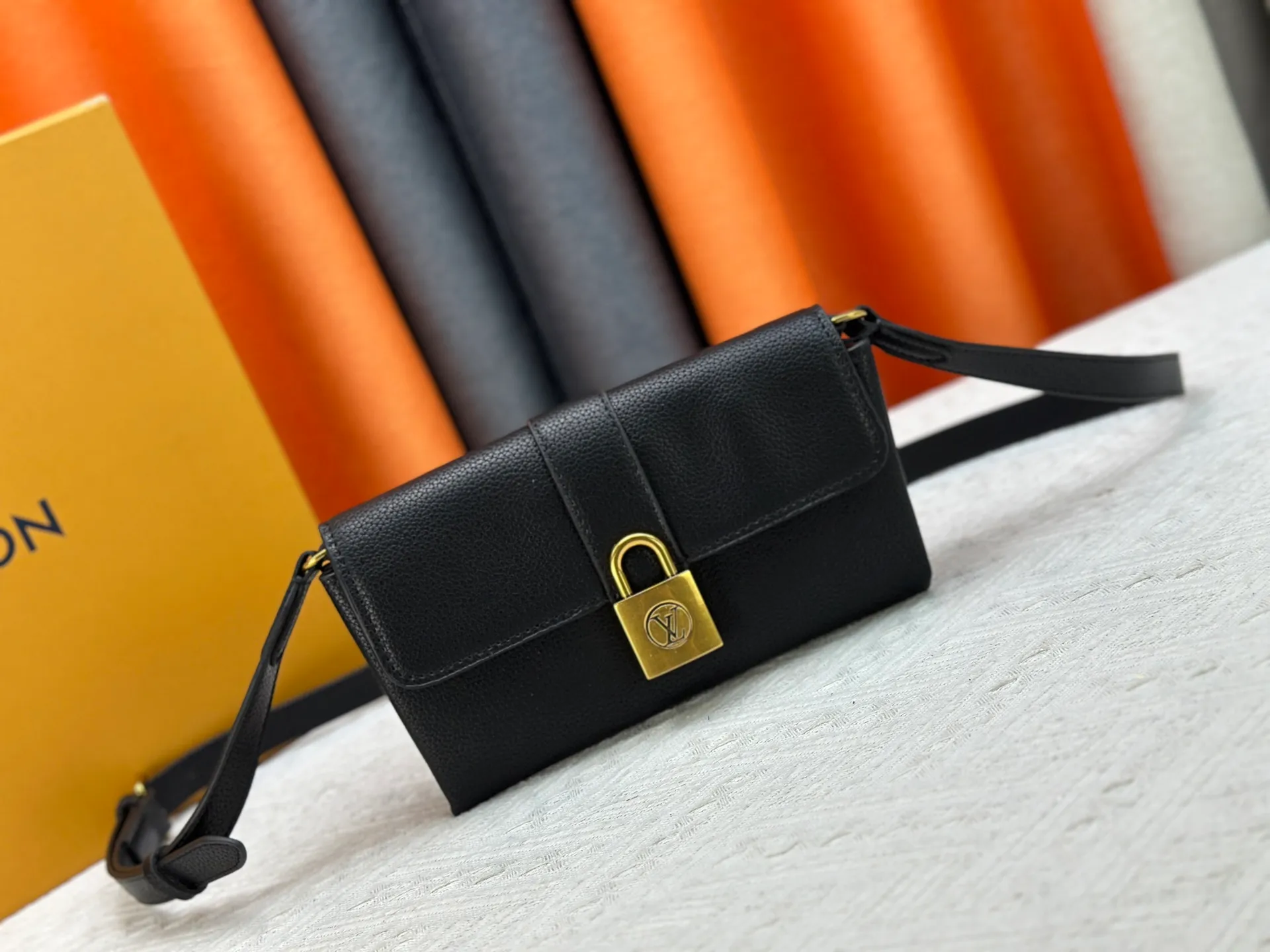 P240 Upgraded original M12147 This Wallet On Chain handbag is made of soft cow leather, adding a functional option to the Low Key series. The removable zipper bag is cut from Monogram canvas, demonstrating the brand's exquisite craftsmanship. The creative LV lock design ensures safe placement of valuables. Dimensions: 22.0 x 13.0 x 3.5 cm (length x height x width)