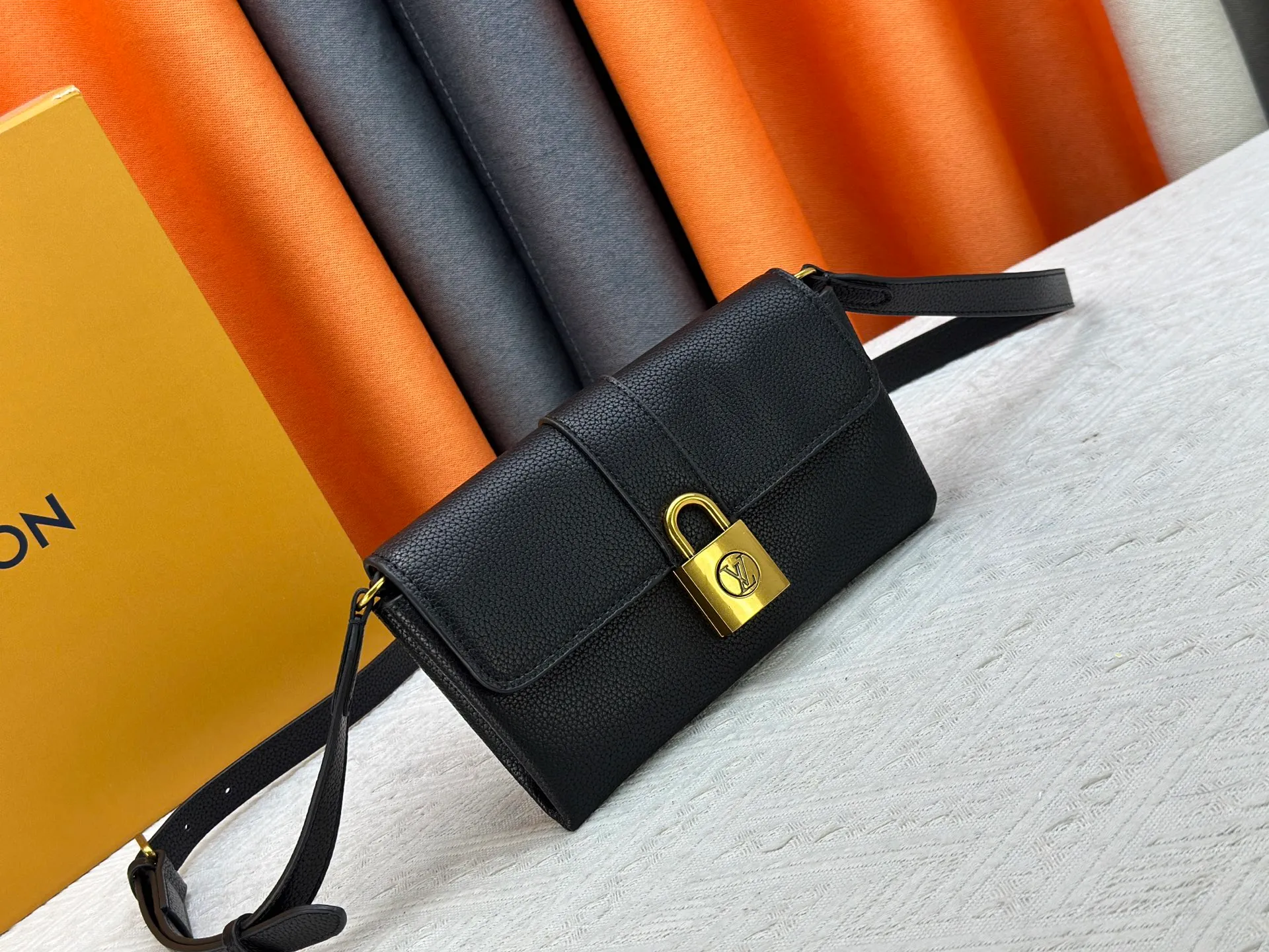 P240 Upgraded original M12147 This Wallet On Chain handbag is made of soft cow leather, adding a functional option to the Low Key series. The removable zipper bag is cut from Monogram canvas, demonstrating the brand's exquisite craftsmanship. The creative LV lock design ensures safe placement of valuables. Dimensions: 22.0 x 13.0 x 3.5 cm (length x height x width)