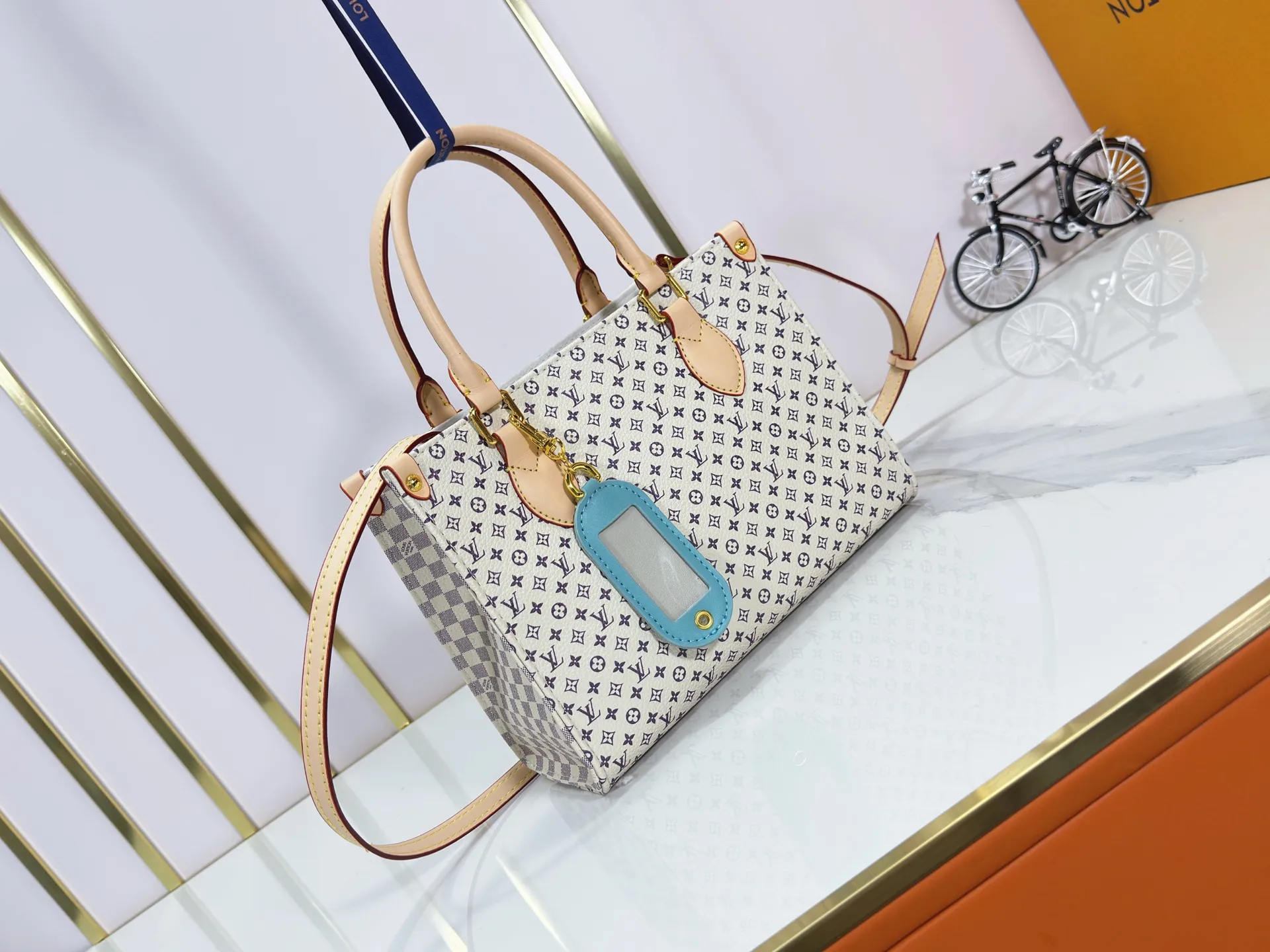 P240 Upgraded original M13158 M45659 M46373 M44571 This OnTheGo small handbag is made of Monogram and Monogram Reverse canvas, with the Monogram Giant pattern embellished on it. The Toron handle and the jacquard textured shoulder strap decorated with the brand's logo create a visual contrast, and the detachable coin bag is suitable for storing change or small items. It combines fashionable charm with various functions, making it a good daily companion. 25.0 x 19.0 x 11.5 cm (length x height x width)