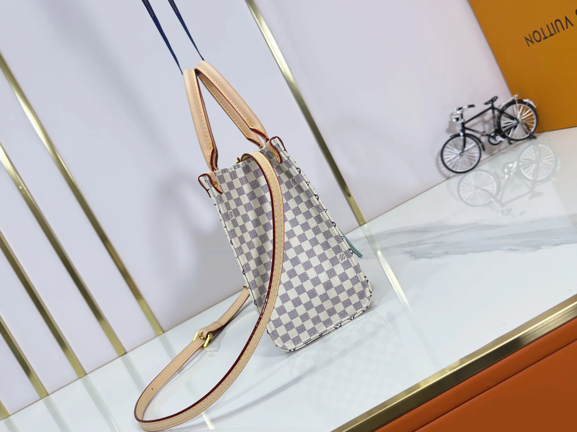 P240 Upgraded original M13158 M45659 M46373 M44571 This OnTheGo small handbag is made of Monogram and Monogram Reverse canvas, with the Monogram Giant pattern embellished on it. The Toron handle and the jacquard textured shoulder strap decorated with the brand's logo create a visual contrast, and the detachable coin bag is suitable for storing change or small items. It combines fashionable charm with various functions, making it a good daily companion. 25.0 x 19.0 x 11.5 cm (length x height x width)