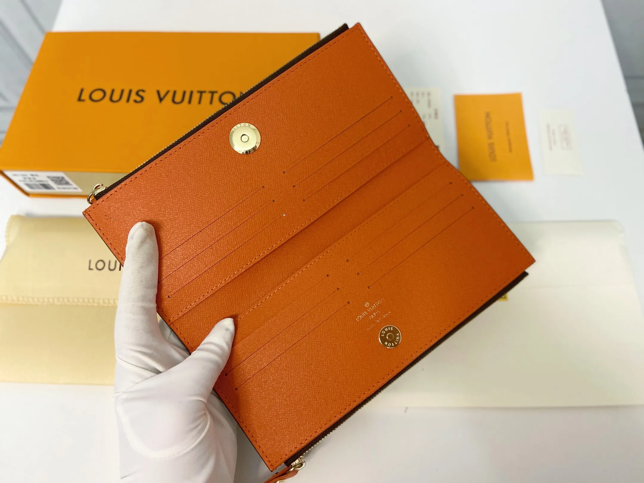 💰120 💎Super practical model, still popular! Official website sync version! Combining Louis Vuitton's classic Monogram canvas material with a bright colored leather lining, the stylish Adele wallet features a modern thin design, two leather zippers and a magnetic clasp for easy opening. It also works as a clutch. 12 credit card slots, 2 zippered compartments for coins or a smartphone, 2 flat interior pockets, embossed cowhide leather lining, shiny gold-tone hardware. ❤️Model: M61269 Size 21x9x2.