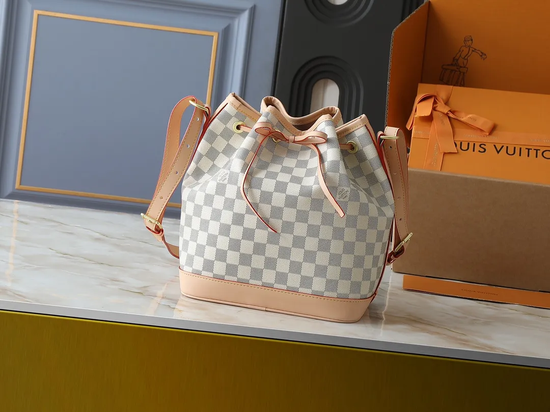 💰320💰Upgraded from the original M40818 M42224. This NOE BB handbag is a beloved mini reinterpretation of the classic Noé bucket bag designed in 1932. The bag has a leather-reinforced base and stands just under 9 inches tall. This Noé bucket bag in Monogram canvas features the original signature leather strap, as well as an extended shoulder strap for casual cross-body wear! Size 27×27×21cm