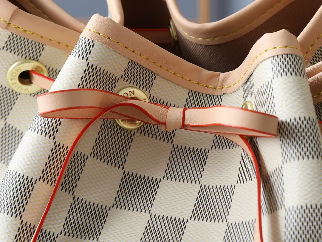 💰320💰Upgraded from the original M40818 M42224. This NOE BB handbag is a beloved mini reinterpretation of the classic Noé bucket bag designed in 1932. The bag has a leather-reinforced base and stands just under 9 inches tall. This Noé bucket bag in Monogram canvas features the original signature leather strap, as well as an extended shoulder strap for casual cross-body wear! Size 27×27×21cm