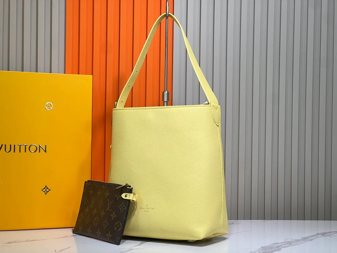 Batch 300💰 Upgraded original (imitation original) M24974 M24856 M25022 M25352 M25353 M25354 This small Low Key Hobo handbag is made of smooth cow leather with suede cow leather lining. It can accommodate short wallets, large smartphones, keys and other small items. The shoulder strap is adjustable with a padlock buckle, and a removable Monogram canvas zippered interior pocket keeps it organized. Dimensions: 24.0 x 28.0 x 16.0 cm (length x height x width)