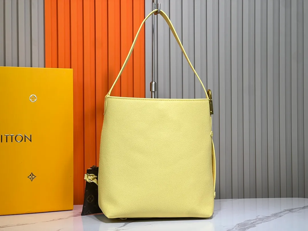 Batch 300💰 Upgraded original (imitation original) M24974 M24856 M25022 M25352 M25353 M25354 This small Low Key Hobo handbag is made of smooth cow leather with suede cow leather lining. It can accommodate short wallets, large smartphones, keys and other small items. The shoulder strap is adjustable with a padlock buckle, and a removable Monogram canvas zippered interior pocket keeps it organized. Dimensions: 24.0 x 28.0 x 16.0 cm (length x height x width)
