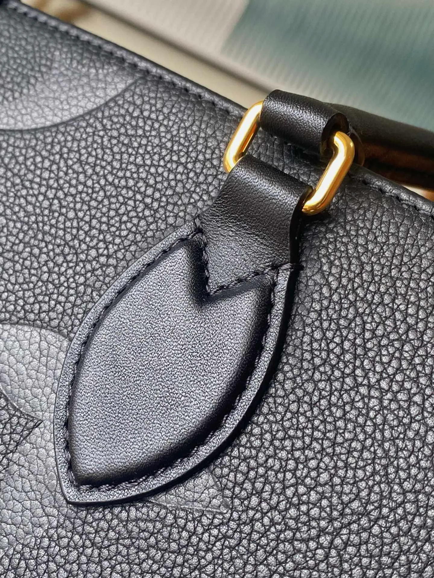💰1120 (top layer leather) top original order M45595. Support counter inspection. Photos taken of duty-free goods are consistent with the product without unpacking. This product is an exclusive duty-free product in the market and is the highest-end product. Inspection is supported. This product has passed strict inspection and is flawless. Please wear gloves when touching the product. This product is not returnable or exchangeable. Please confirm the product first and then remove the label on the handle. This product is temporarily not open to the public, only regular customers, and is in short supply. Dimensions: 35 x 27 x 14 cm