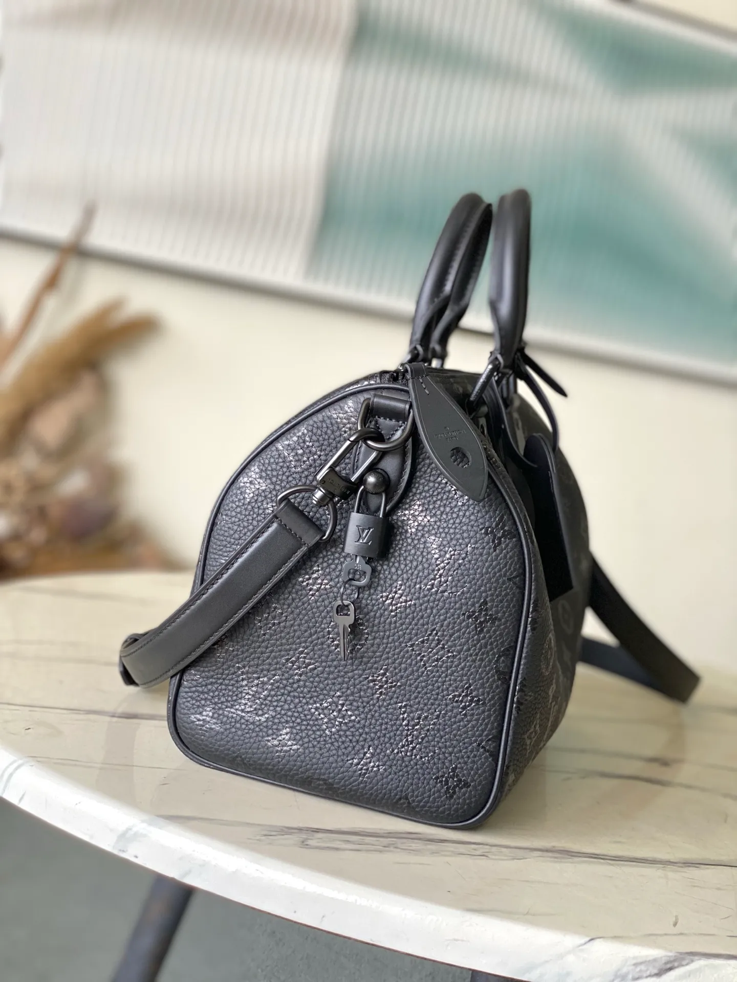 💰1840 (top-grain leather) top-quality original M24435 black. This Speedy Bandoulière 30 Monogram Leather handbag is made of soft cow leather and uses a Monogram pattern to reproduce the sophisticated look and feel of canvas printing. Dazzling metal hardware, sheepskin lining and nameplate all reflect Creative Director Pharrell Williams' relentless attention to detail. 30 x 17 x 21 cm (length x height x width)