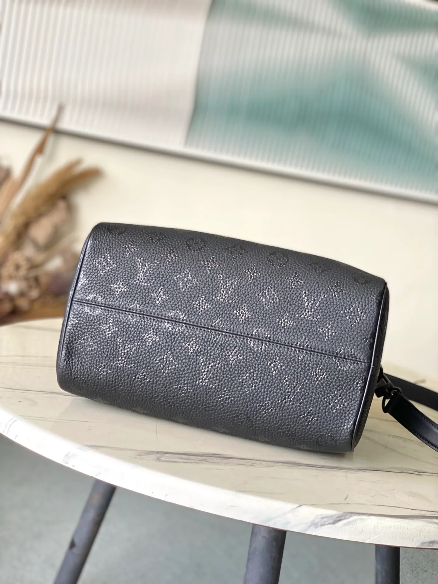 💰1840 (top-grain leather) top-quality original M24435 black. This Speedy Bandoulière 30 Monogram Leather handbag is made of soft cow leather and uses a Monogram pattern to reproduce the sophisticated look and feel of canvas printing. Dazzling metal hardware, sheepskin lining and nameplate all reflect Creative Director Pharrell Williams' relentless attention to detail. 30 x 17 x 21 cm (length x height x width)