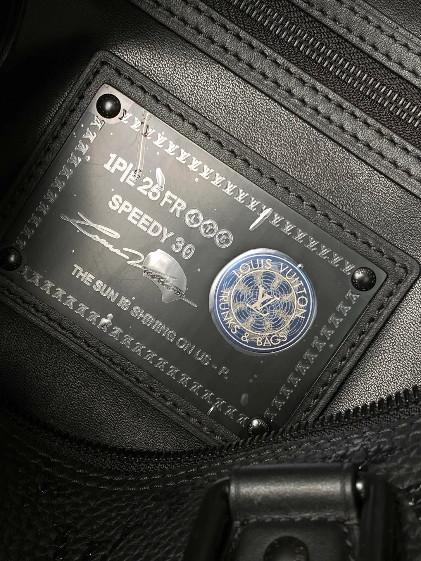 💰1840 (top-grain leather) top-quality original M24435 black. This Speedy Bandoulière 30 Monogram Leather handbag is made of soft cow leather and uses a Monogram pattern to reproduce the sophisticated look and feel of canvas printing. Dazzling metal hardware, sheepskin lining and nameplate all reflect Creative Director Pharrell Williams' relentless attention to detail. 30 x 17 x 21 cm (length x height x width)