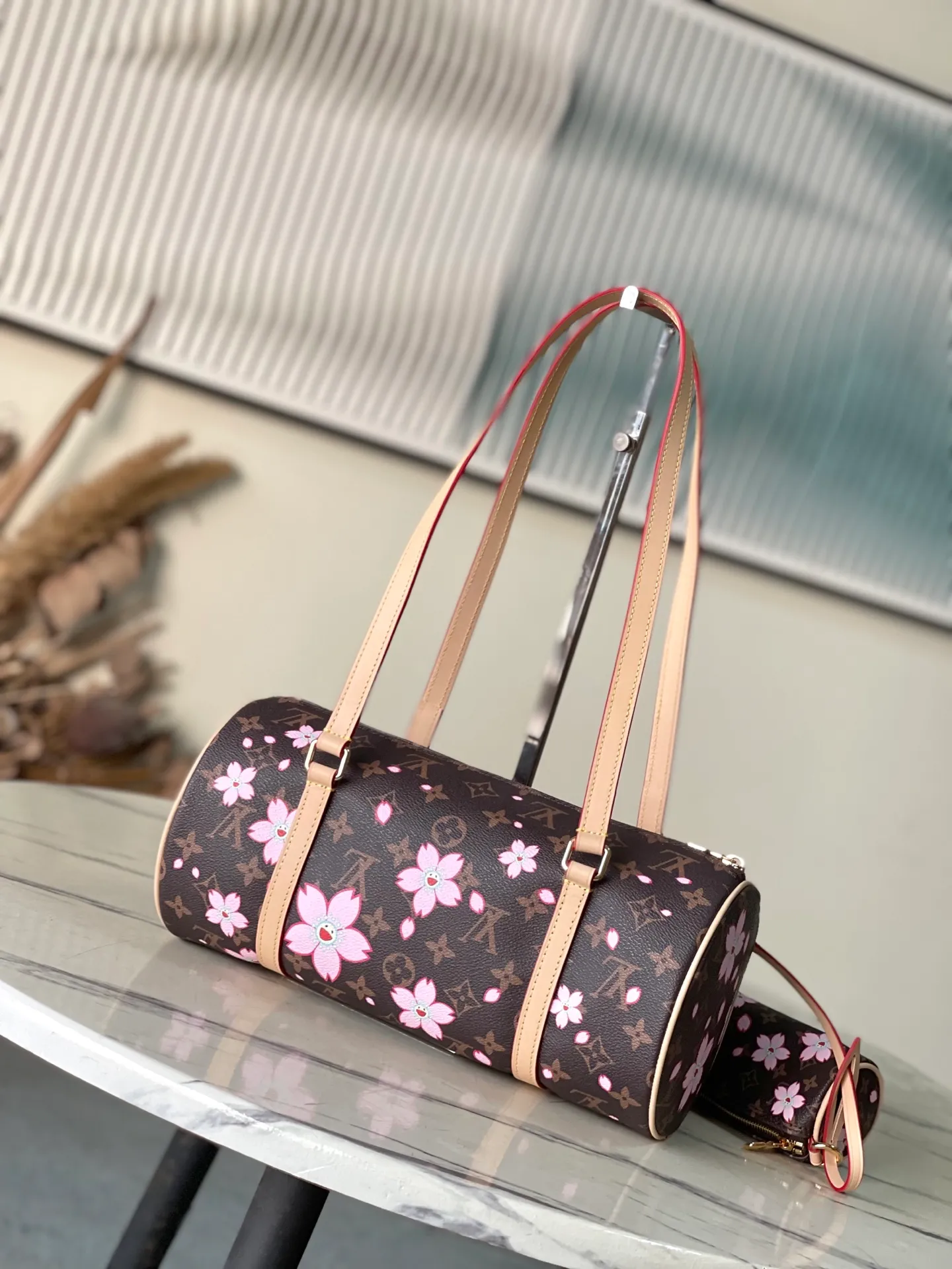 💰900 Top Original Order M13097 This Papillon handbag is made of Monogram coated canvas and leather trim to create a cylindrical configuration, and is cleverly connected to its pocket version through metal parts. The Cherry Blossom pattern of the Louis Vuitton Dimensions: 27 × 11 × 13 cm