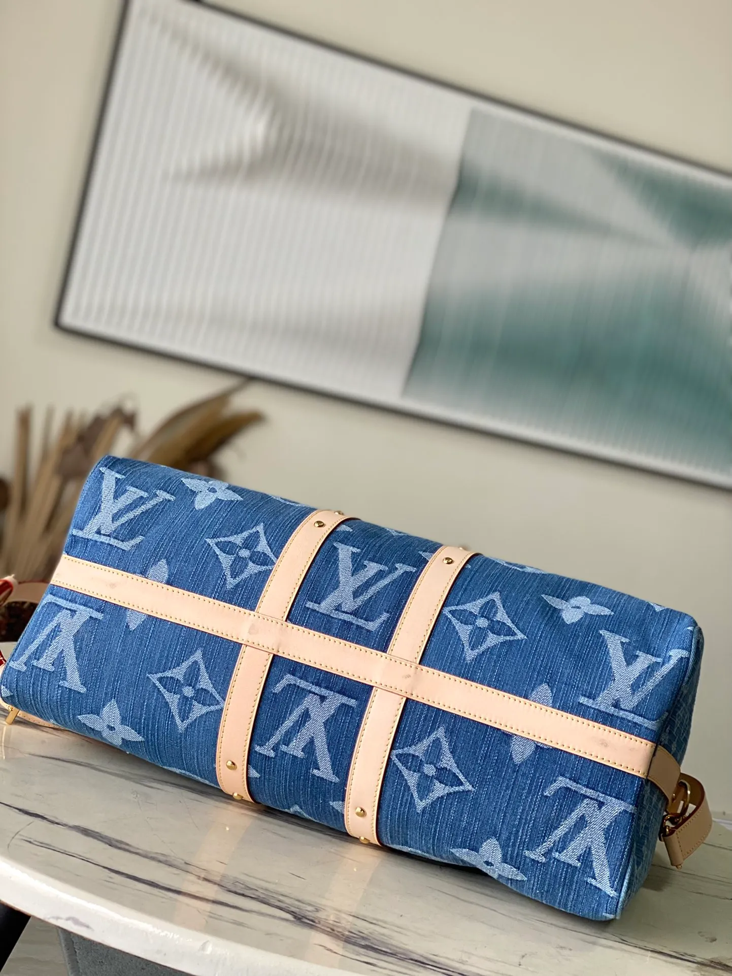 💰1600 Top original order M24315 KEEPALL 50 travel bag (with shoulder strap) 50cm, denim series The Keepall series, launched in 1924, is the modern ancestor of handbags. It has a soft texture and a roomy interior. It's made from Monogram canvas and has a double zip closure and a removable name tag. Dimensions: 50 x 29 x 22 cm