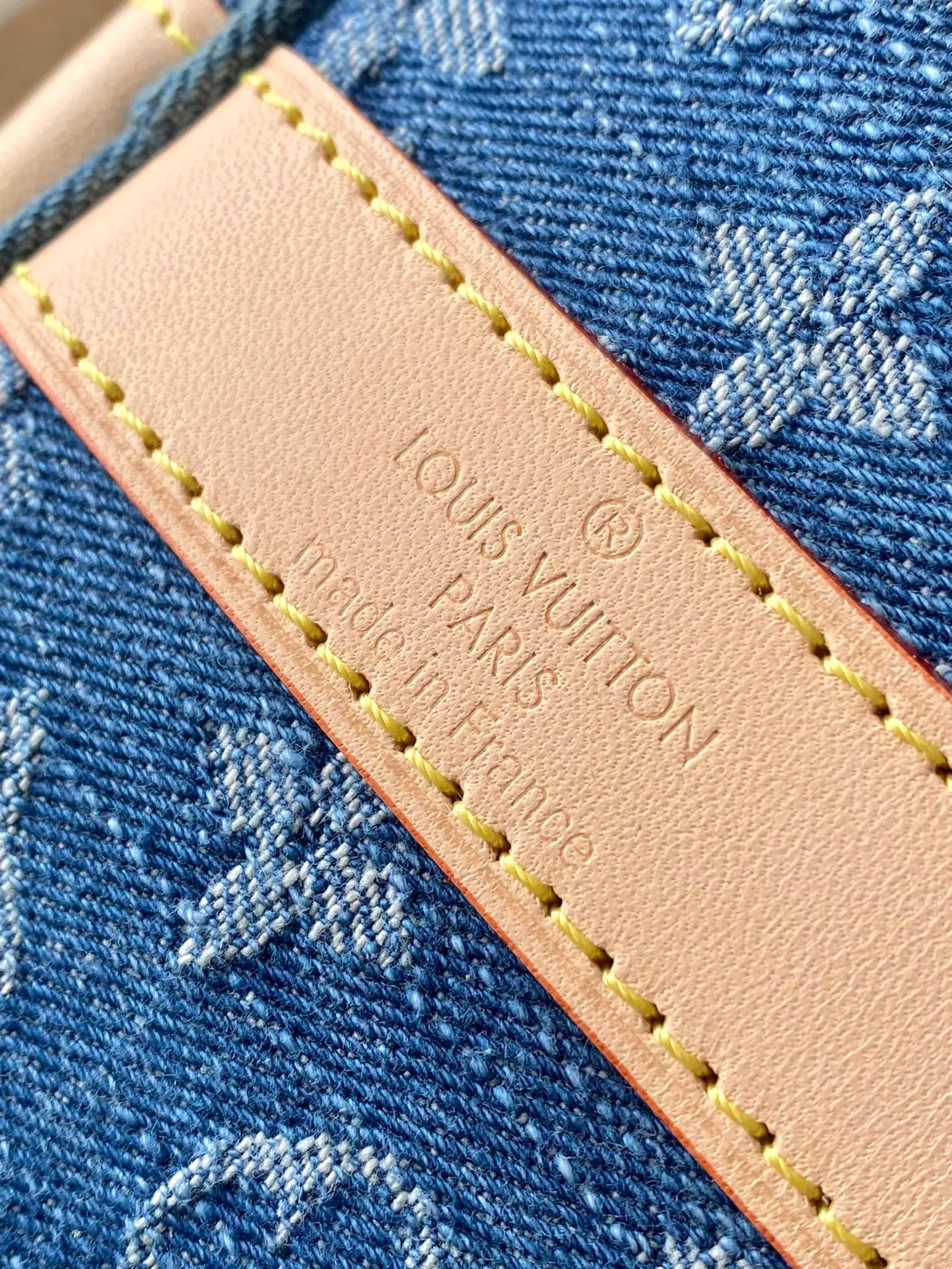 💰1600 Top original order M24315 KEEPALL 50 travel bag (with shoulder strap) 50cm, denim series The Keepall series, launched in 1924, is the modern ancestor of handbags. It has a soft texture and a roomy interior. It's made from Monogram canvas and has a double zip closure and a removable name tag. Dimensions: 50 x 29 x 22 cm